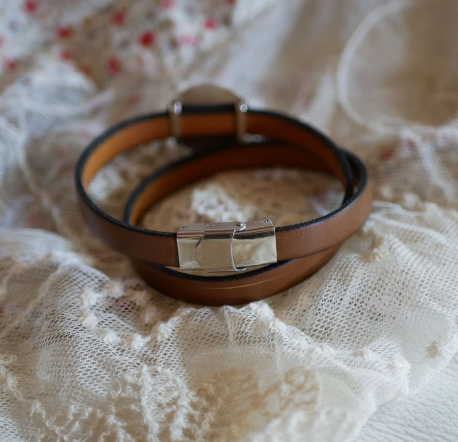 Dubbele lederen armband met gegraveerde houten cabochon die kan worden gepersonaliseerd