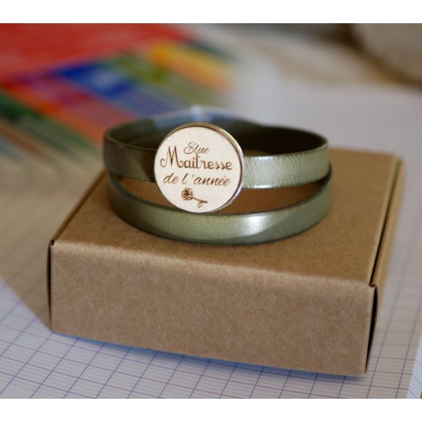 Dubbele lederen armband met gegraveerde houten cabochon die kan worden gepersonaliseerd