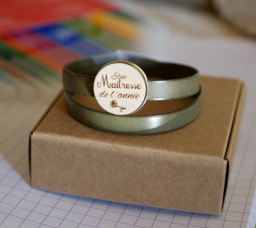 Dubbele lederen armband met gegraveerde houten cabochon die kan worden gepersonaliseerd