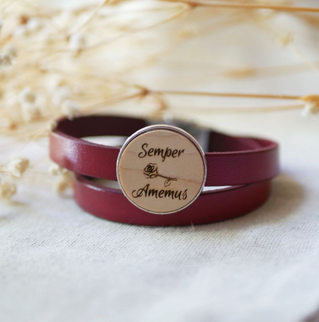 Dubbele lederen armband met gegraveerde houten cabochon die kan worden gepersonaliseerd