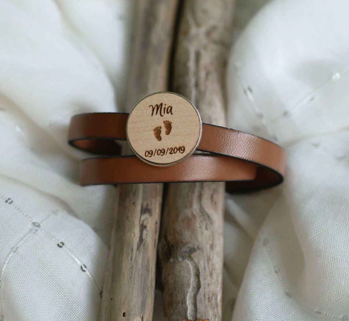Dubbele lederen armband met gegraveerde houten cabochon die kan worden gepersonaliseerd
