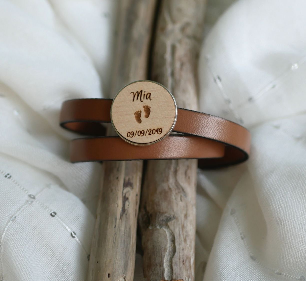 Dubbele lederen armband met gegraveerde houten cabochon die kan worden gepersonaliseerd
