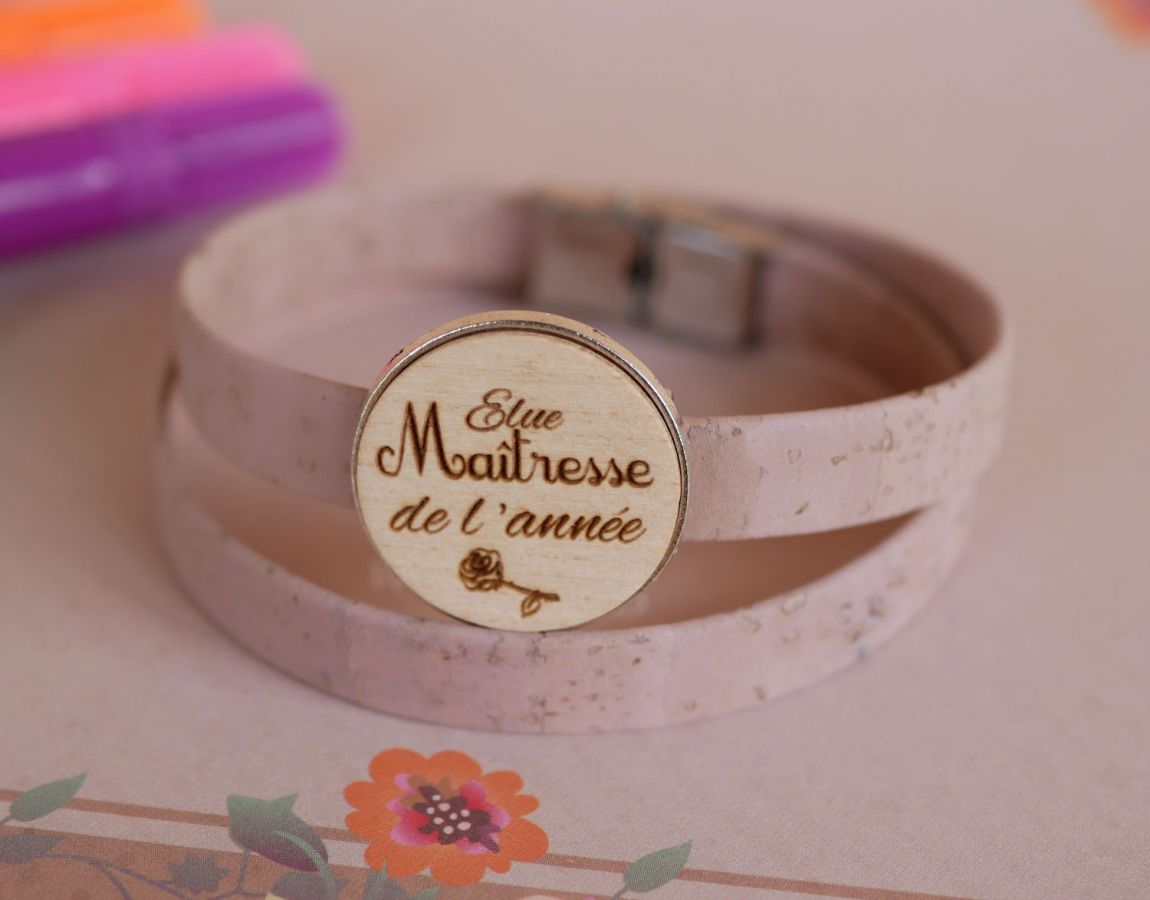 Dubbele lederen armband met gegraveerde houten cabochon die kan worden gepersonaliseerd