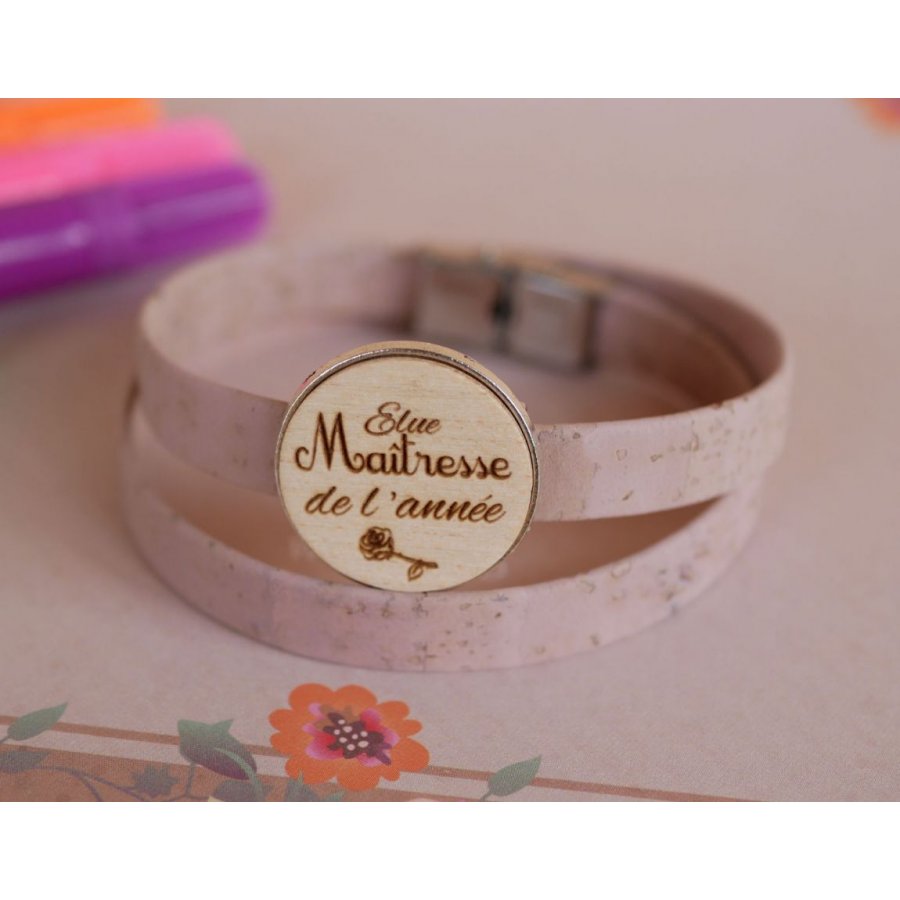 Dubbele lederen armband met gegraveerde houten cabochon die kan worden gepersonaliseerd