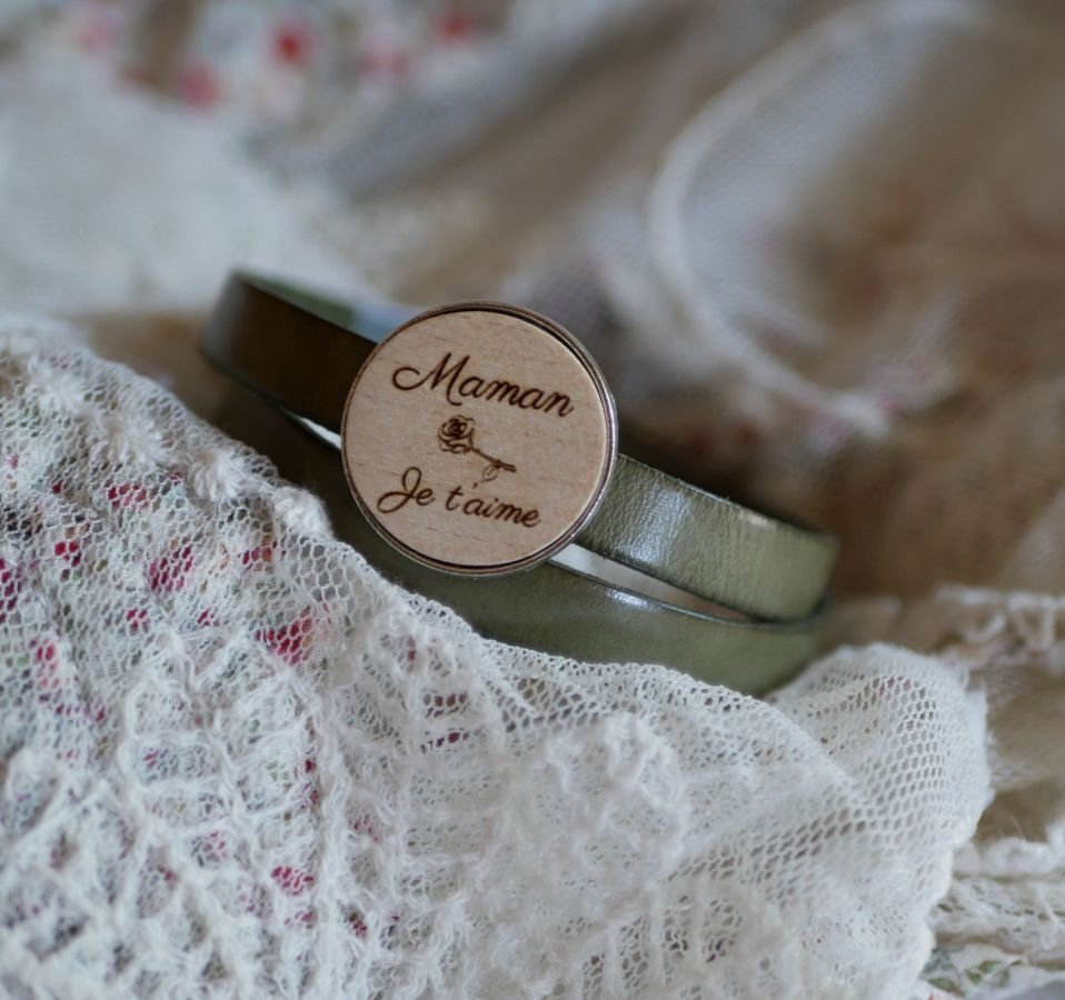 Dubbele lederen armband met gegraveerde houten cabochon die kan worden gepersonaliseerd