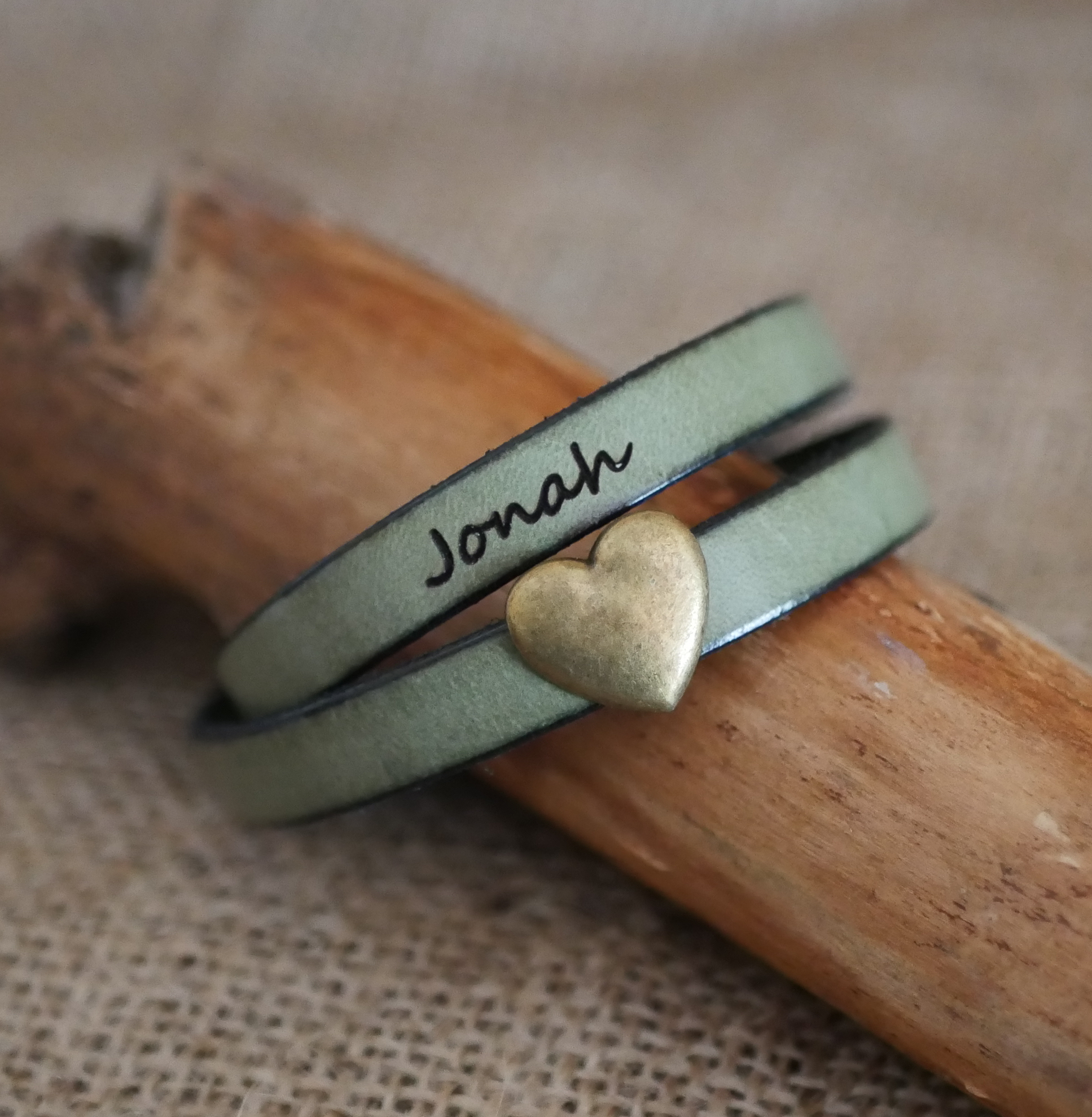 Dubbele lederen en bronzen hart armband, mogelijke gravure van uw woorden