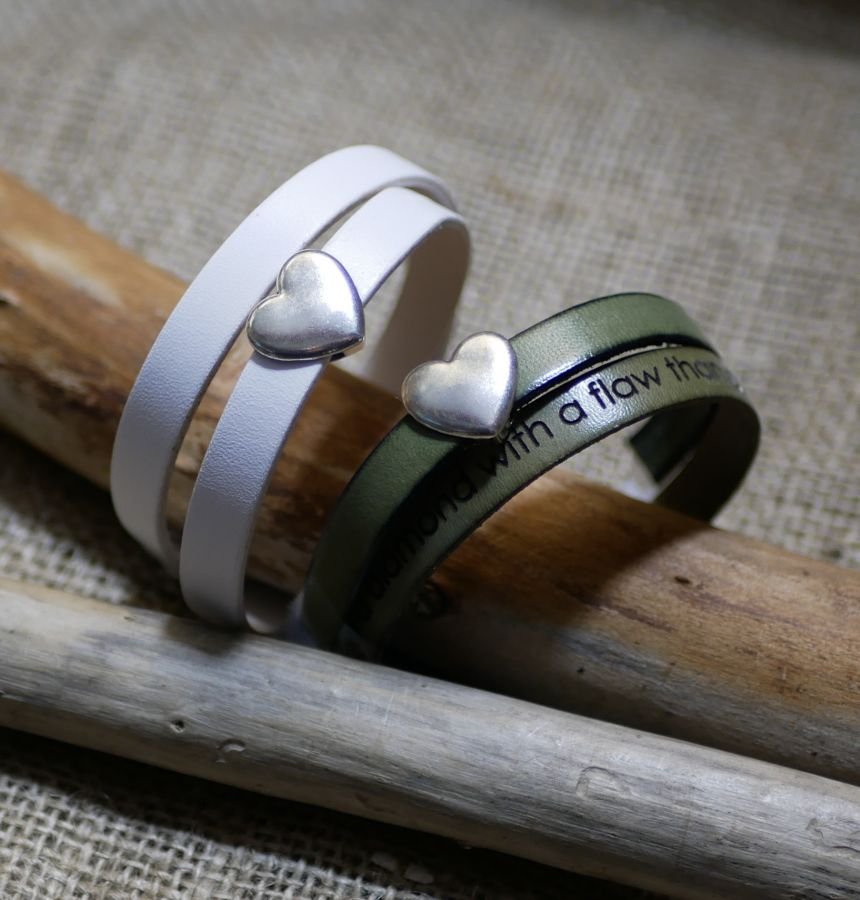 Dubbele lederen armband met zilveren hart ontwerp, uw woorden kunnen worden gegraveerd