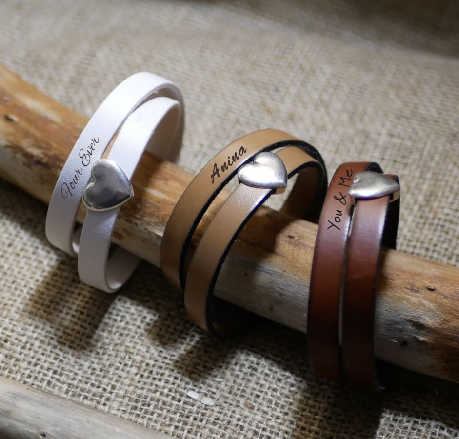 Dubbele lederen armband met zilveren hart ontwerp, uw woorden kunnen worden gegraveerd
