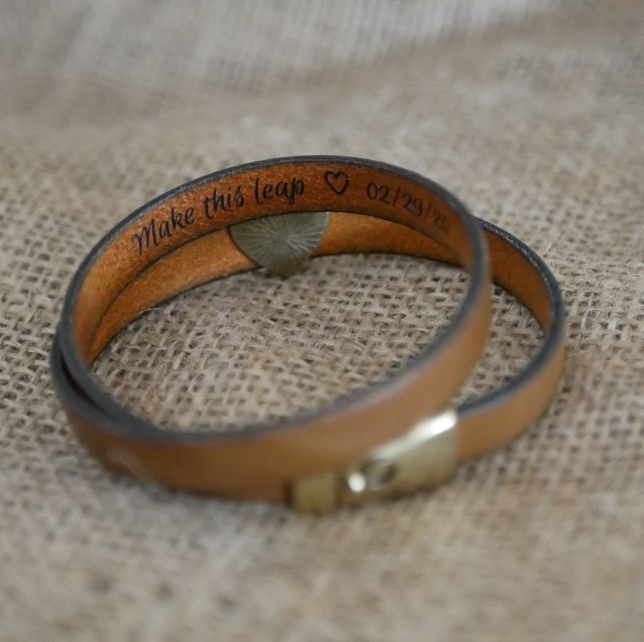 Dubbele lederen en bronzen hart armband, mogelijke gravure van uw woorden