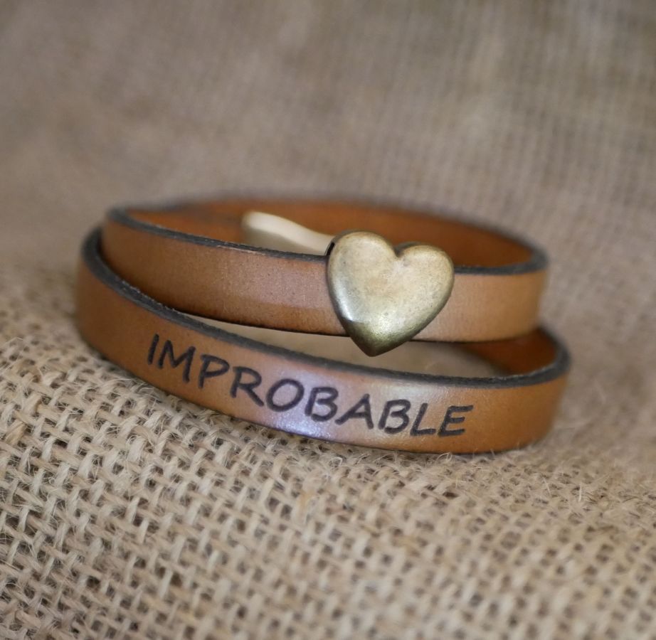 Dubbele lederen en bronzen hart armband, mogelijke gravure van uw woorden