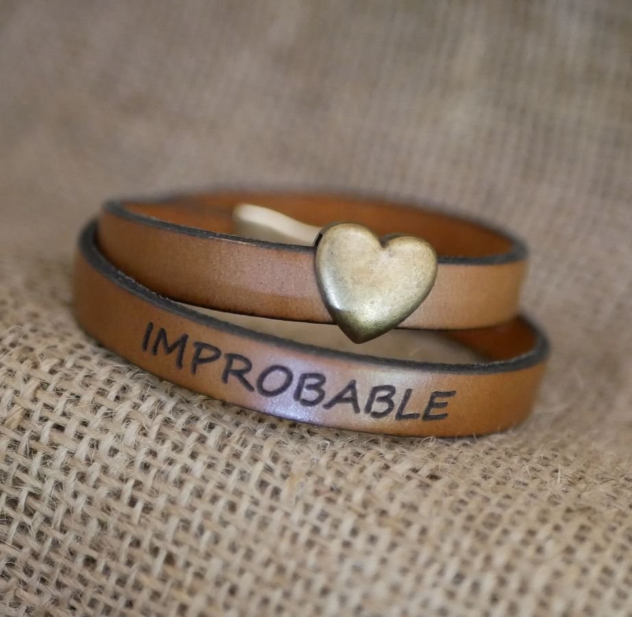 Dubbele lederen en bronzen hart armband, mogelijke gravure van uw woorden