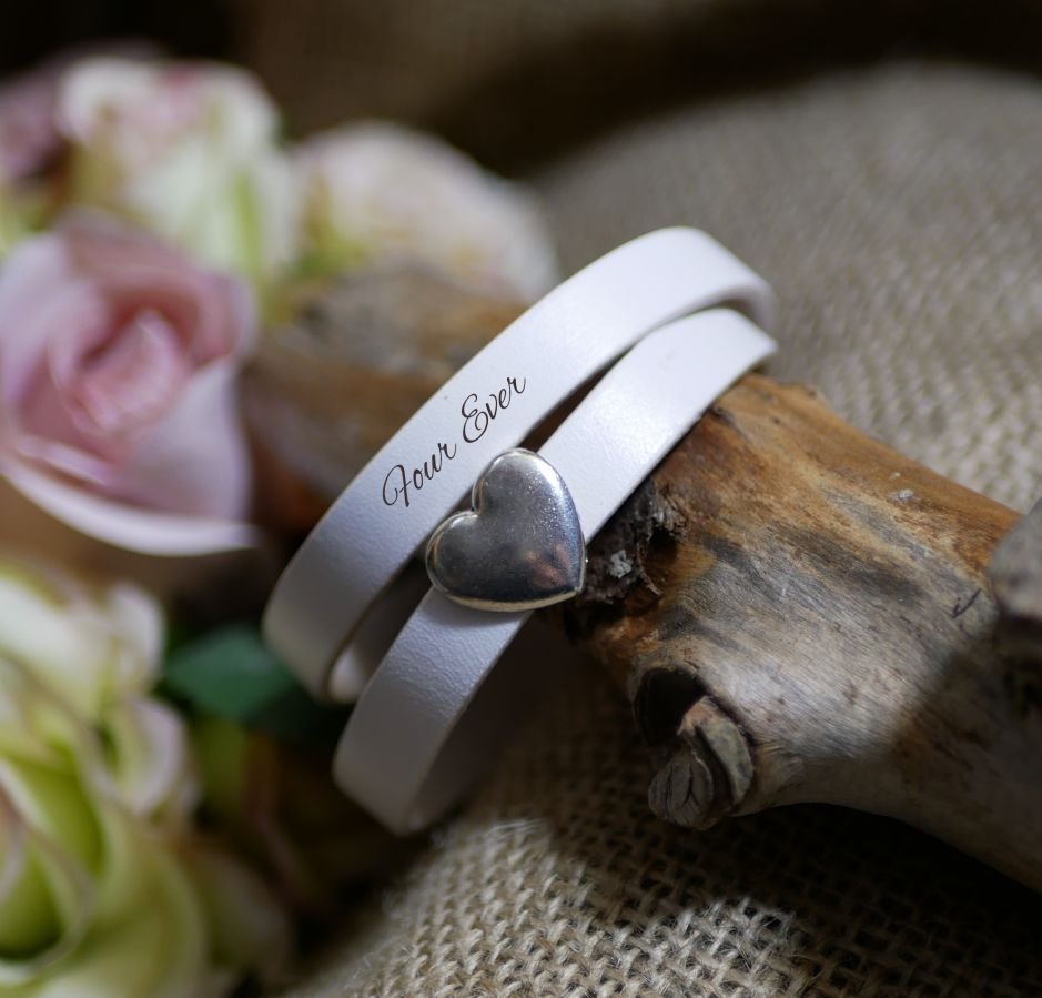 Dubbele lederen armband met zilveren hart ontwerp, uw woorden kunnen worden gegraveerd