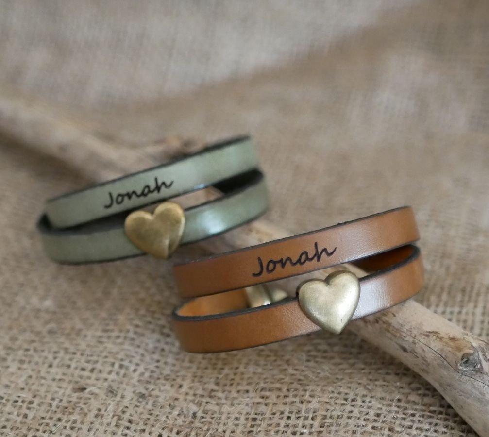 Dubbele lederen en bronzen hart armband, mogelijke gravure van uw woorden