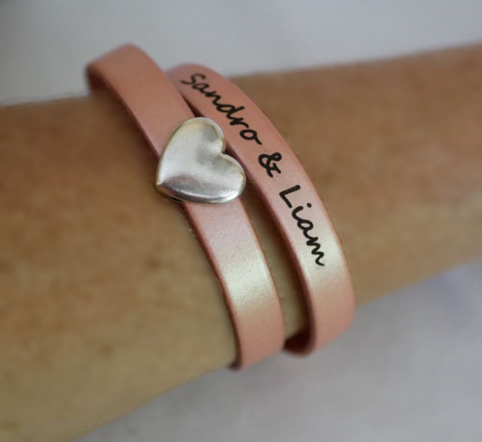 Dubbele lederen armband met zilveren hart ontwerp, uw woorden kunnen worden gegraveerd