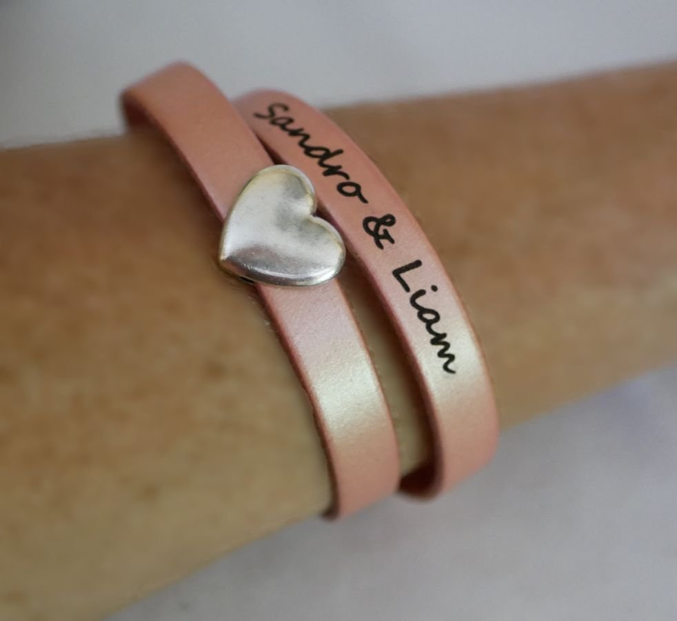Dubbele lederen armband met zilveren hart ontwerp, uw woorden kunnen worden gegraveerd