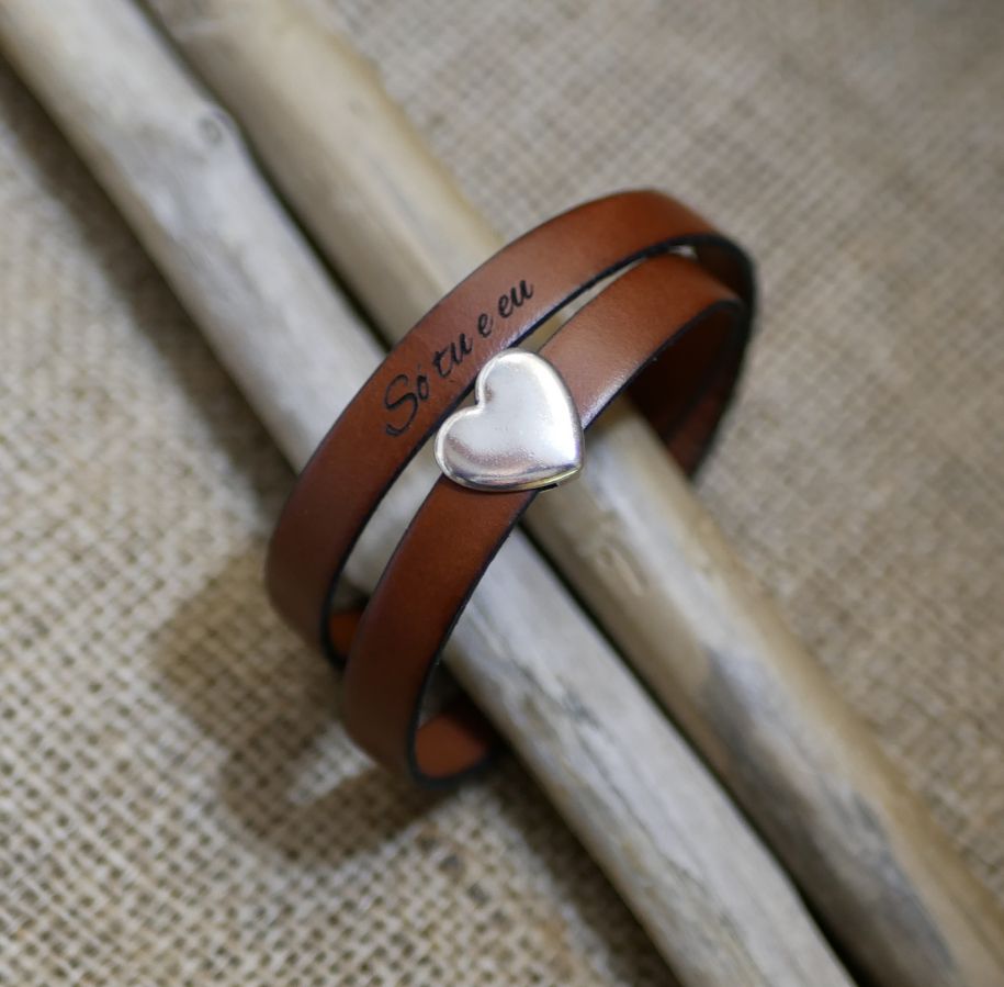 Dubbele lederen armband met zilveren hart ontwerp, uw woorden kunnen worden gegraveerd