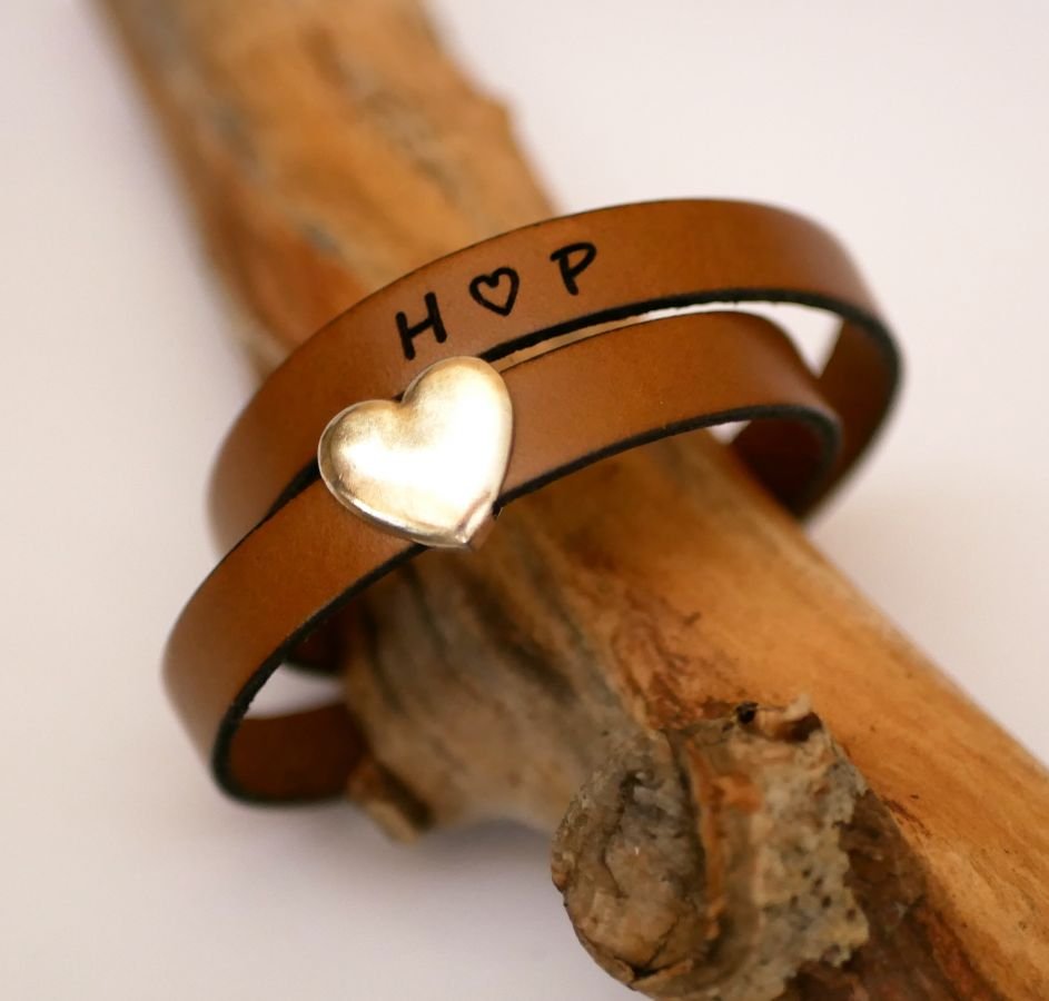 Dubbele lederen armband met zilveren hart ontwerp, uw woorden kunnen worden gegraveerd