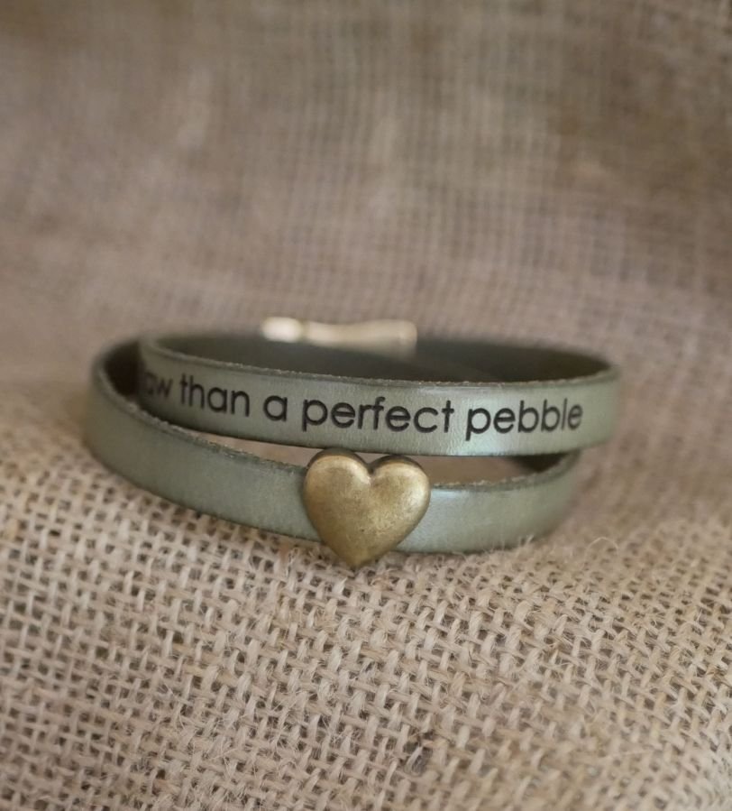 Dubbele lederen en bronzen hart armband, mogelijke gravure van uw woorden