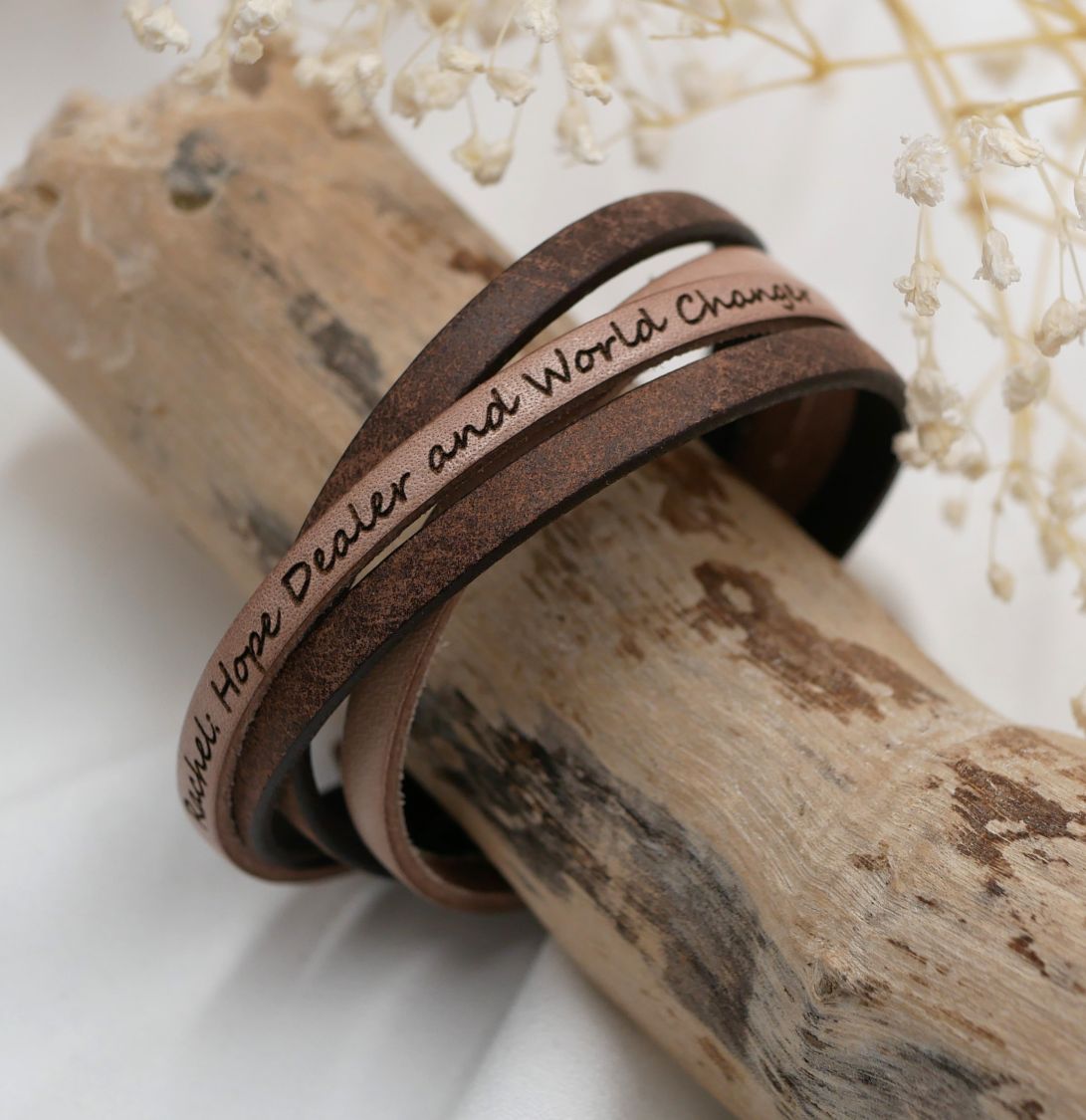 Dubbele lederen armband vintage bruin en een kleur naar keuze te personaliseren door gravure