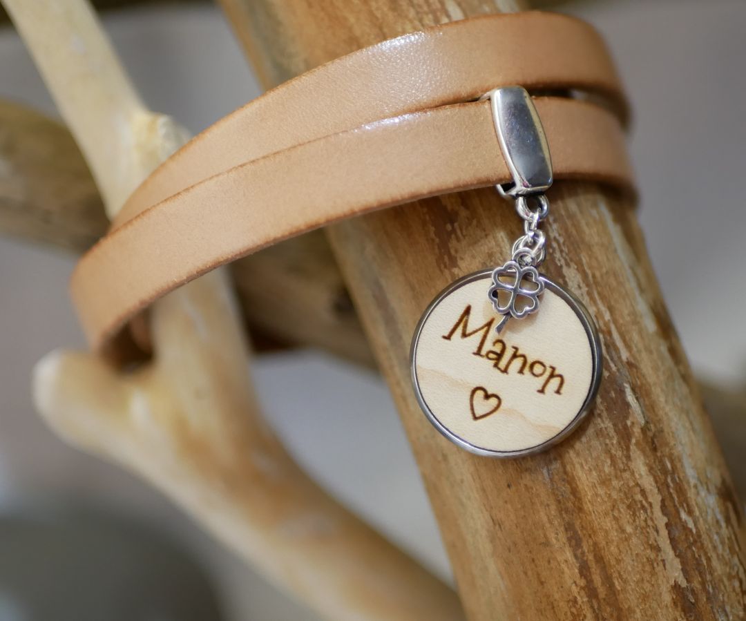 Gepersonaliseerde dubbele lederen armband met houten cabochon om te graveren