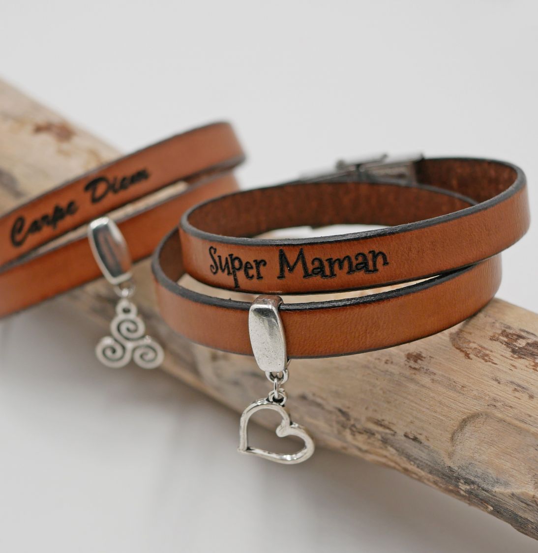 Gepersonaliseerde dubbele lederen armband te graveren met een hanger naar keuze