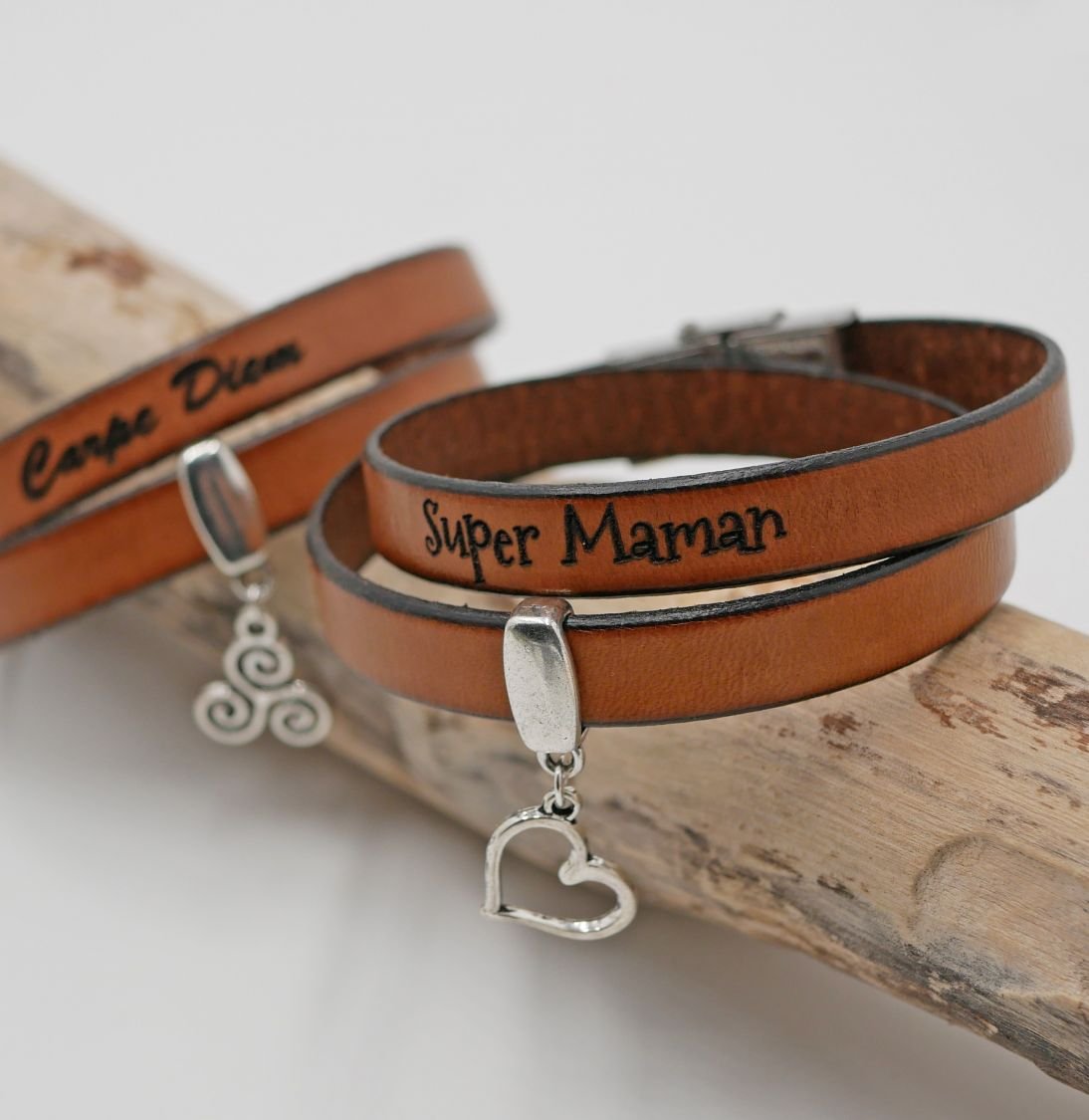 Gepersonaliseerde dubbele lederen armband te graveren met een hanger naar keuze