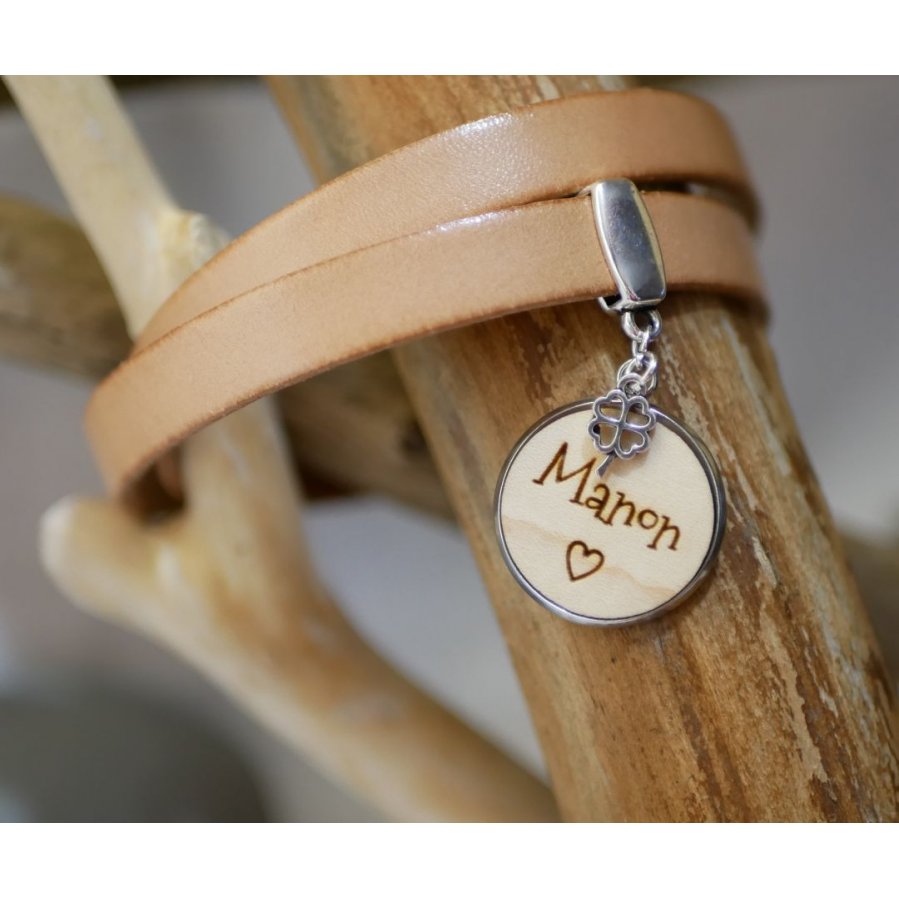Gepersonaliseerde dubbele lederen armband met houten cabochon om te graveren