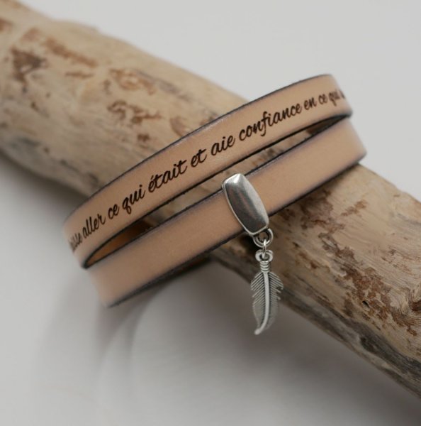 Gepersonaliseerde dubbele lederen armband te graveren met een hanger naar keuze