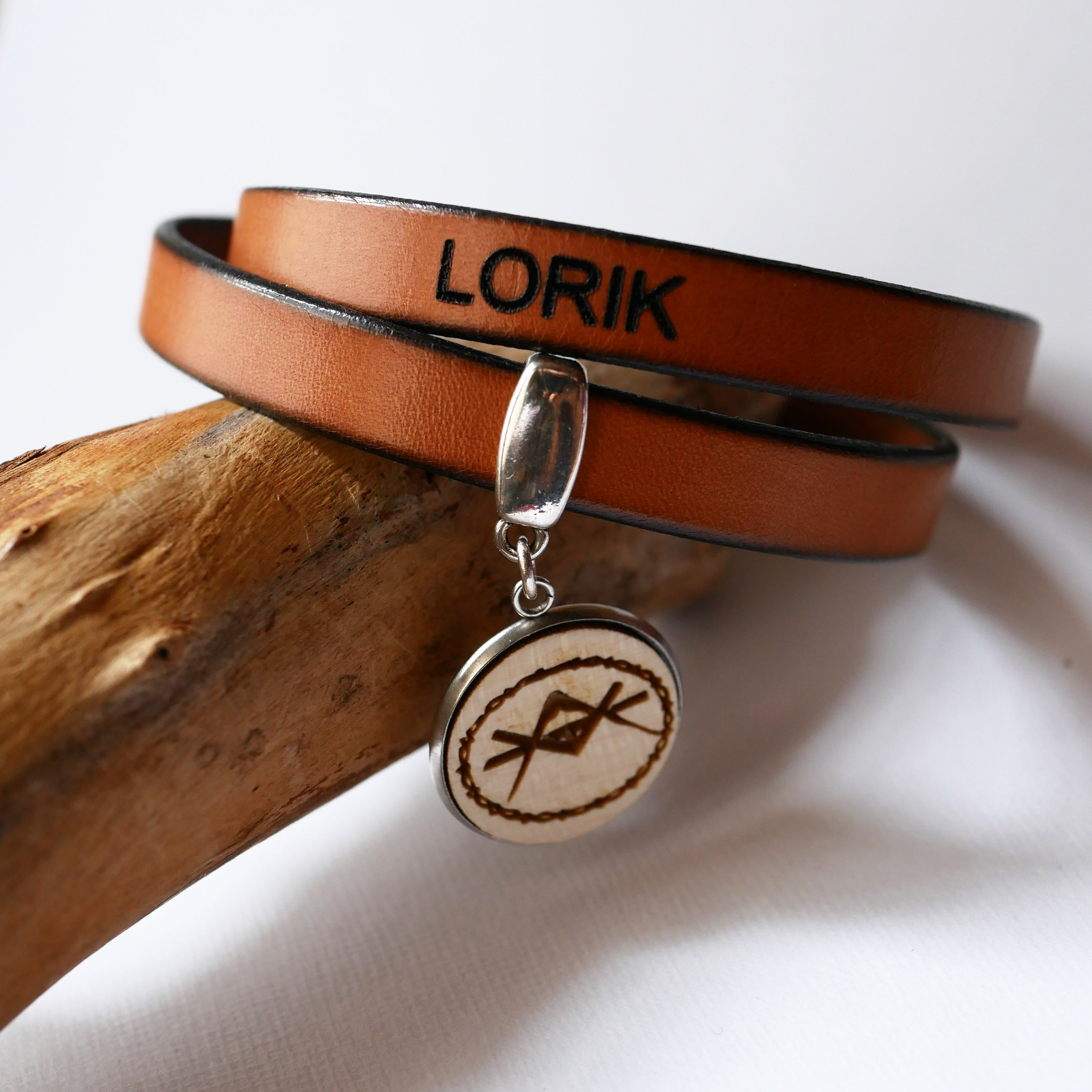 Gepersonaliseerde dubbele lederen armband met houten cabochon om te graveren