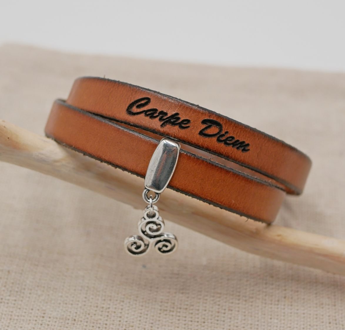 Gepersonaliseerde dubbele lederen armband te graveren met een hanger naar keuze