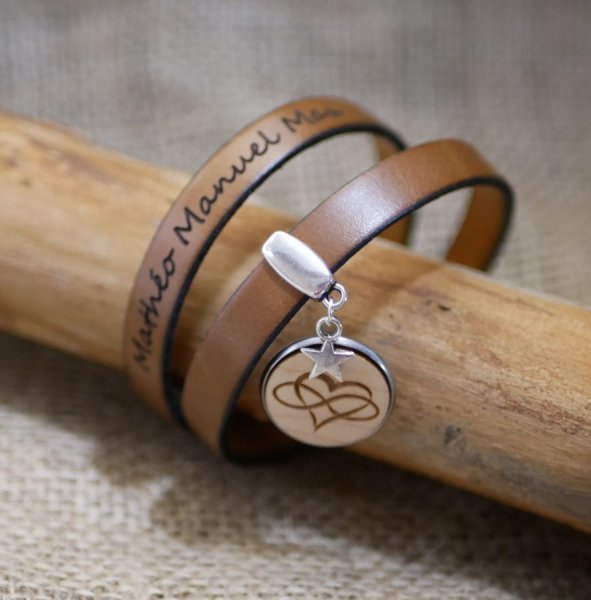 Gepersonaliseerde dubbele lederen armband met houten cabochon om te graveren