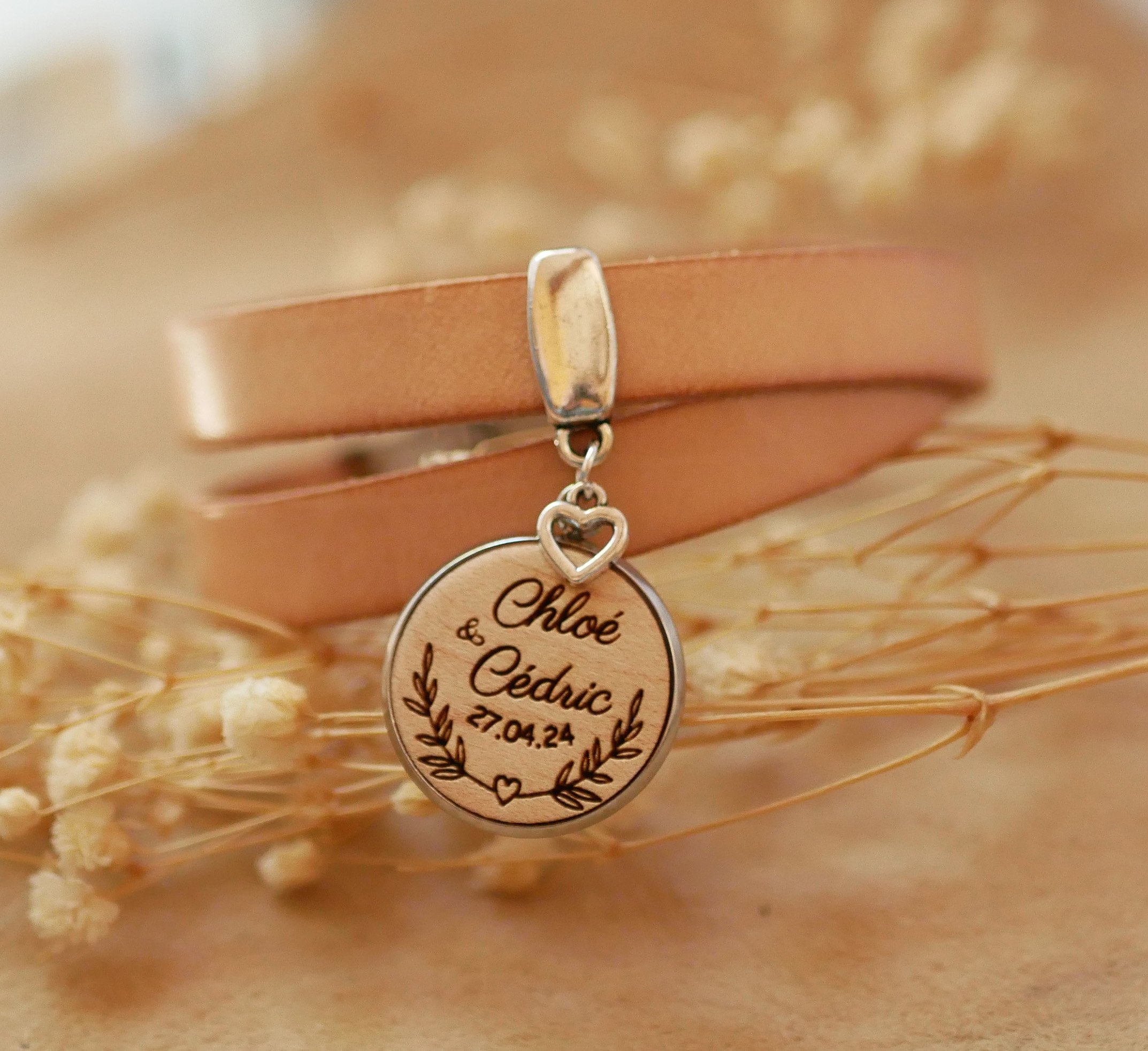 Gepersonaliseerde dubbele lederen armband met houten cabochon om te graveren
