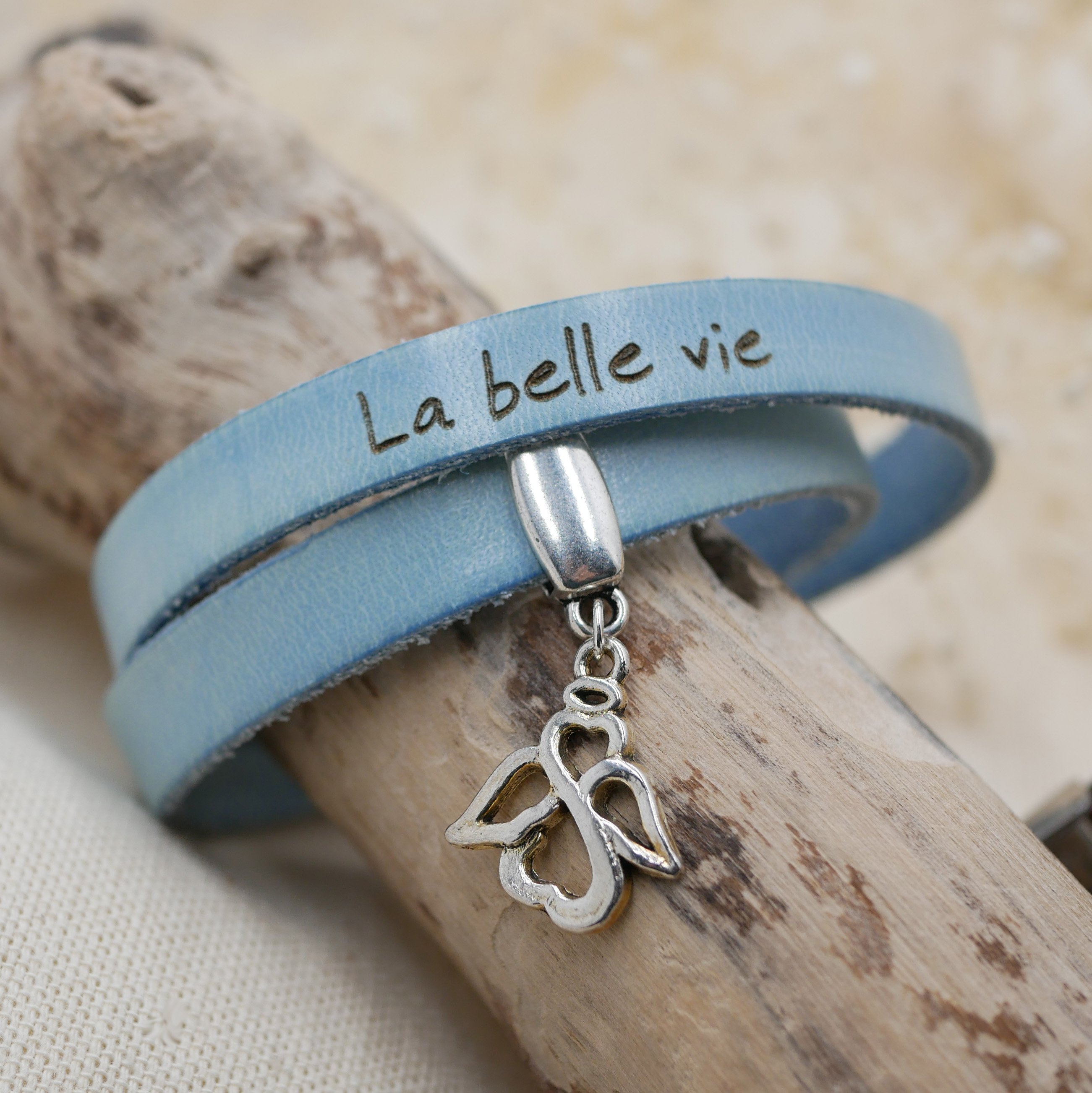 Gepersonaliseerde dubbele lederen armband te graveren met een hanger naar keuze