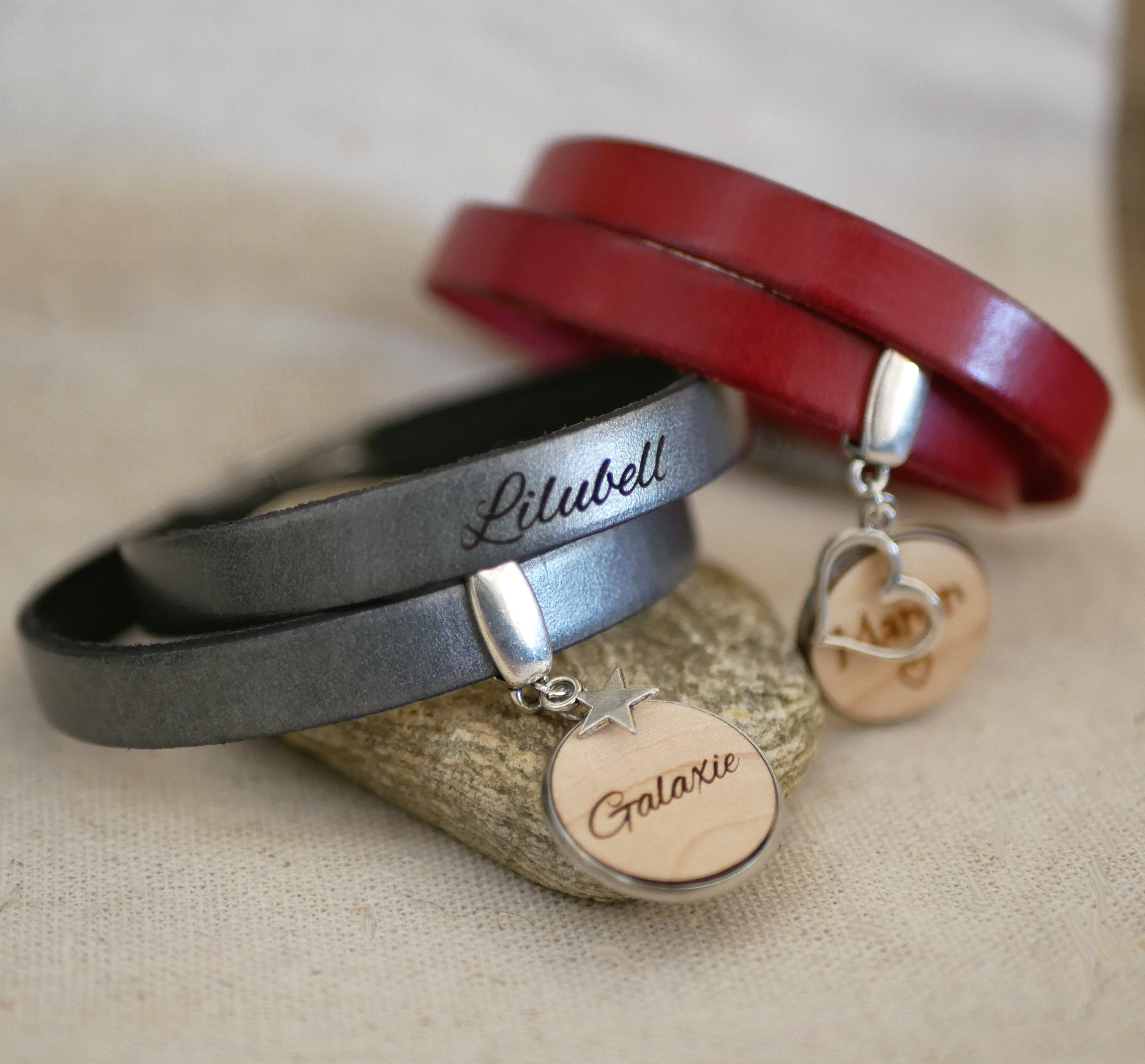 Gepersonaliseerde dubbele lederen armband met houten cabochon om te graveren