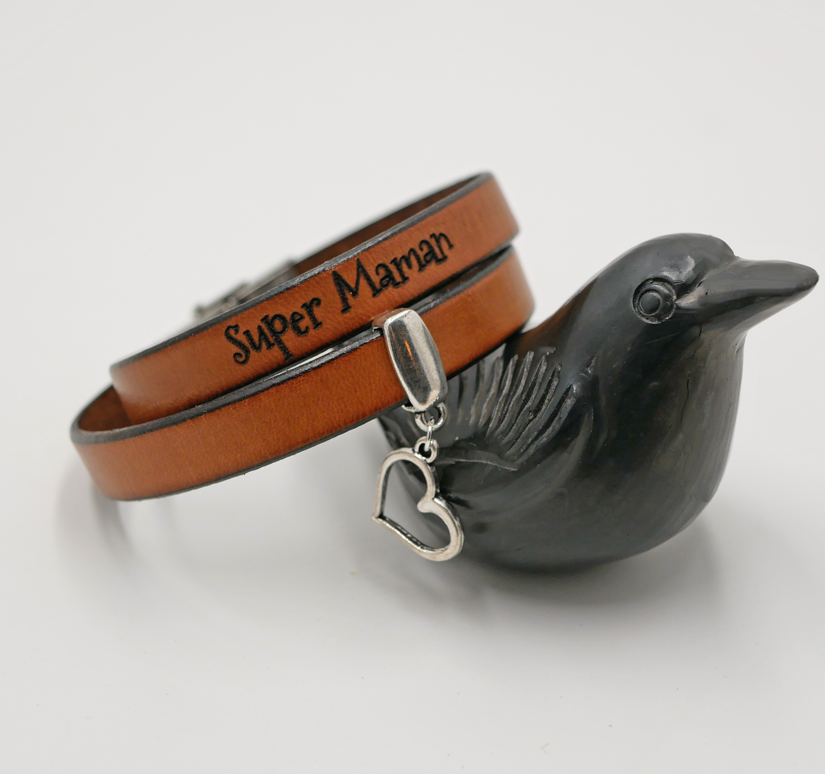 Gepersonaliseerde dubbele lederen armband te graveren met een hanger naar keuze
