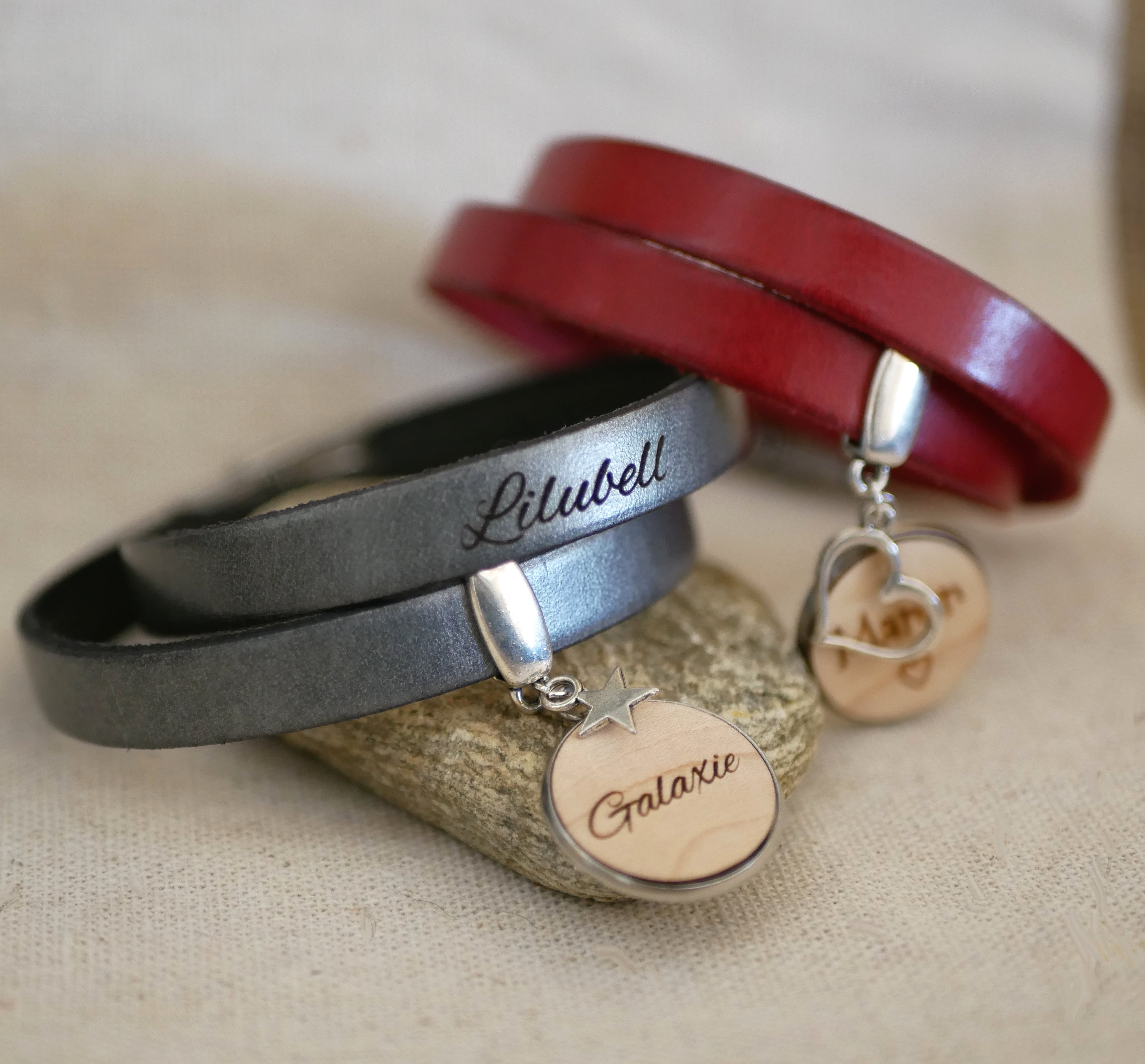 Gepersonaliseerde dubbele lederen armband met houten cabochon om te graveren