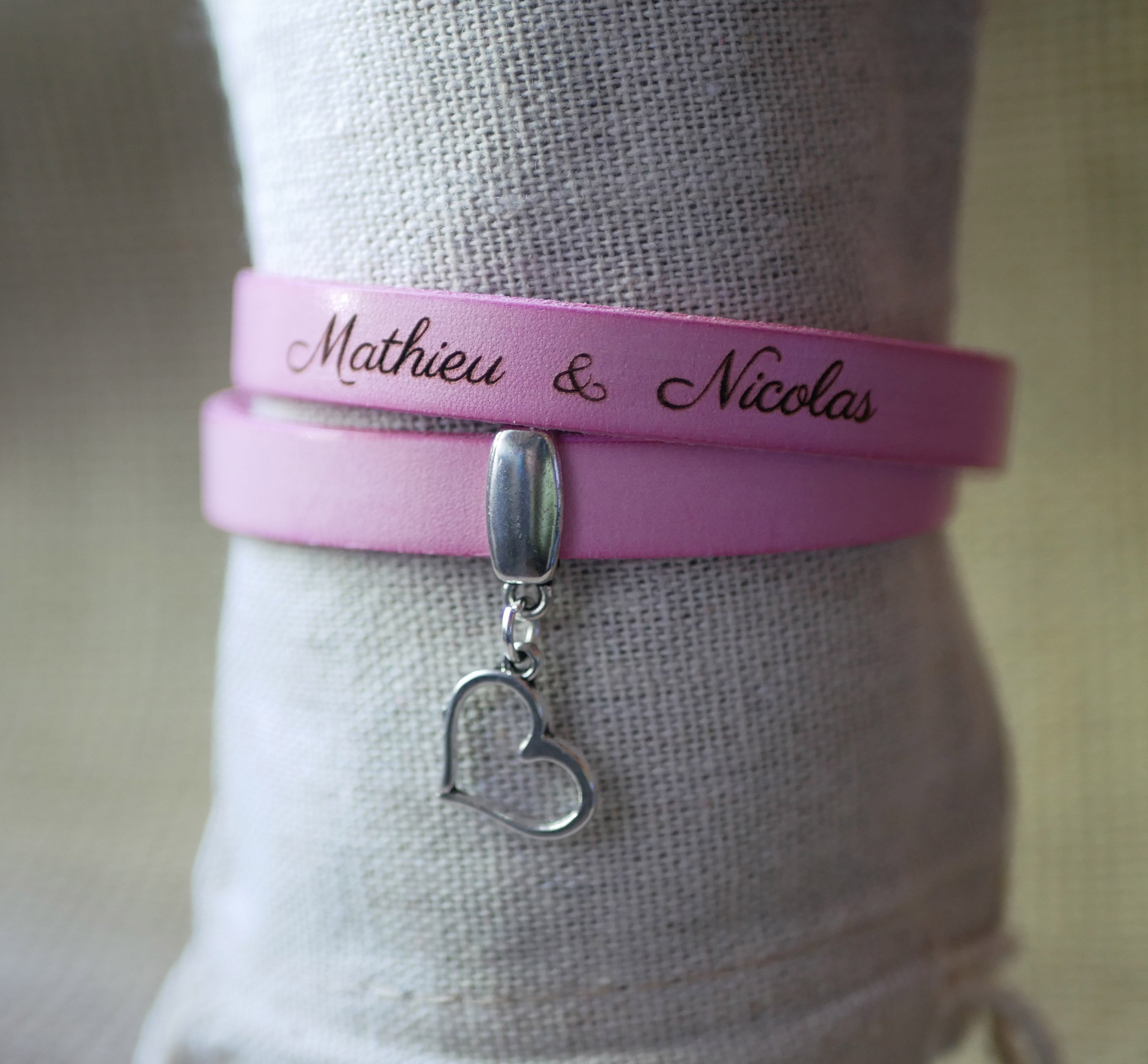 Gepersonaliseerde dubbele lederen armband te graveren met een hanger naar keuze