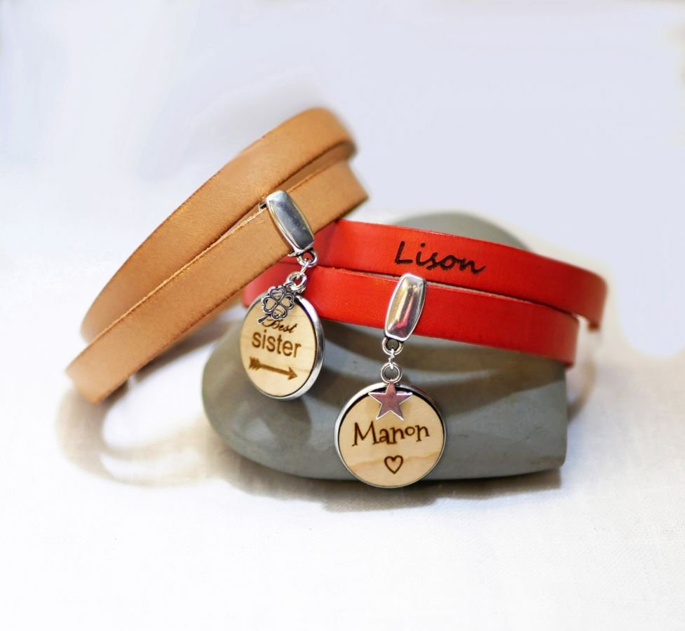 Gepersonaliseerde dubbele lederen armband met houten cabochon om te graveren