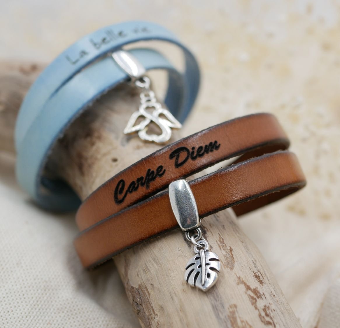 Gepersonaliseerde dubbele lederen armband te graveren met een hanger naar keuze