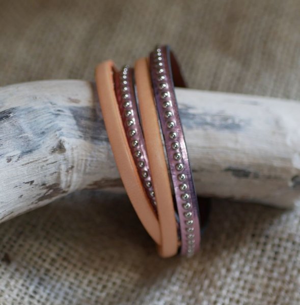 Gepersonaliseerde dubbele lederen armband met roze gravure 