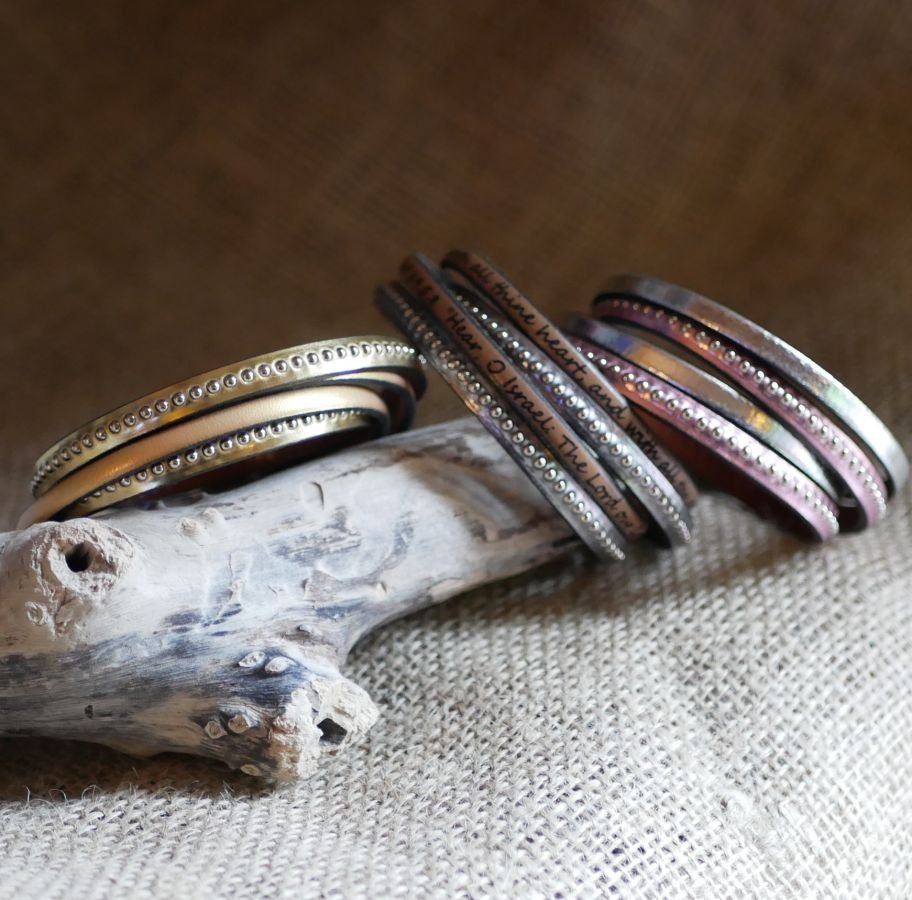 Gepersonaliseerde dubbele lederen armband met roze gravure 
