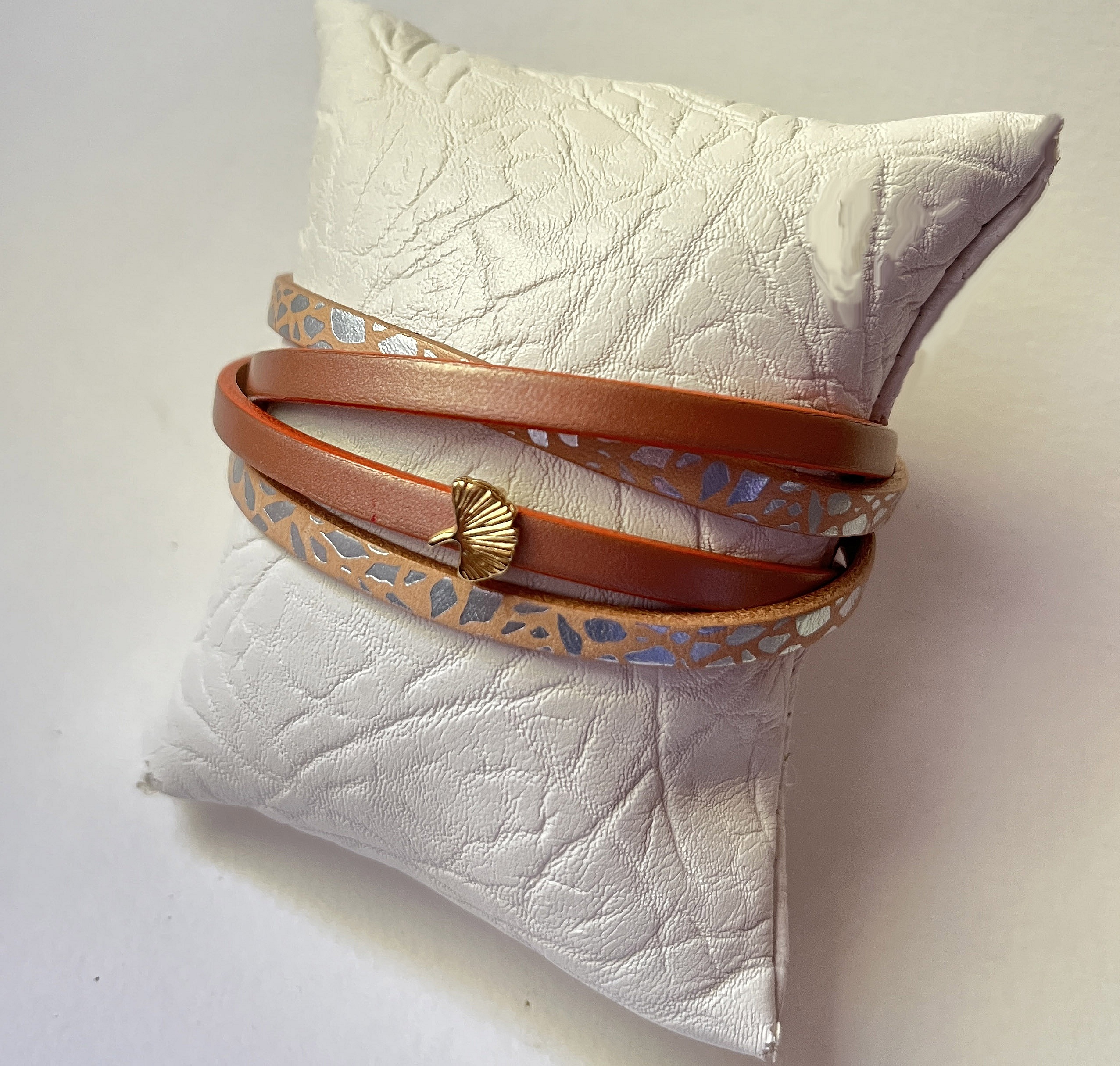 Bracelet zen en cuir personnalisé avec pendentif ginkgo doré.