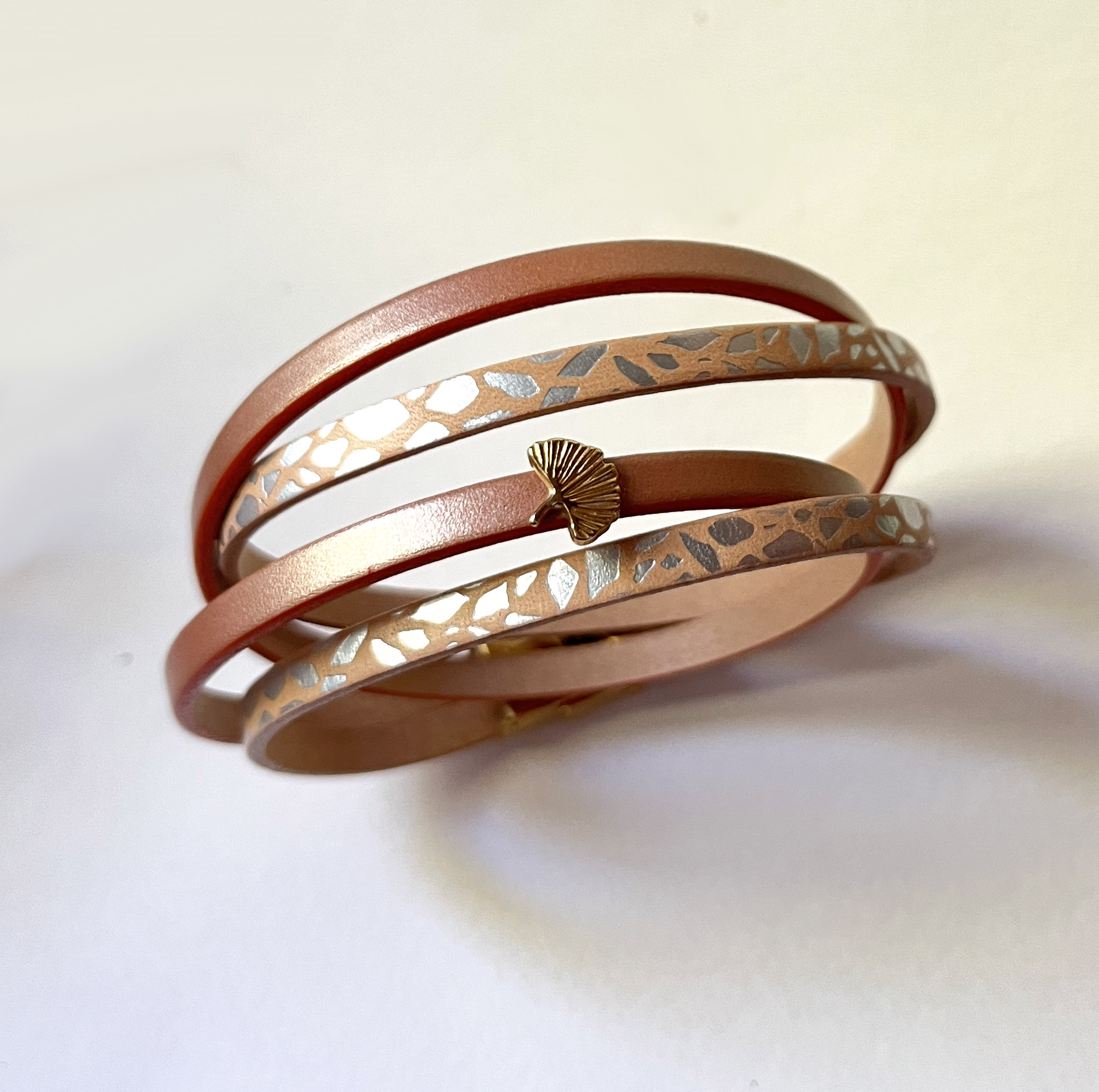 Bracelet zen en cuir personnalisable avec motif ginkgo doré.