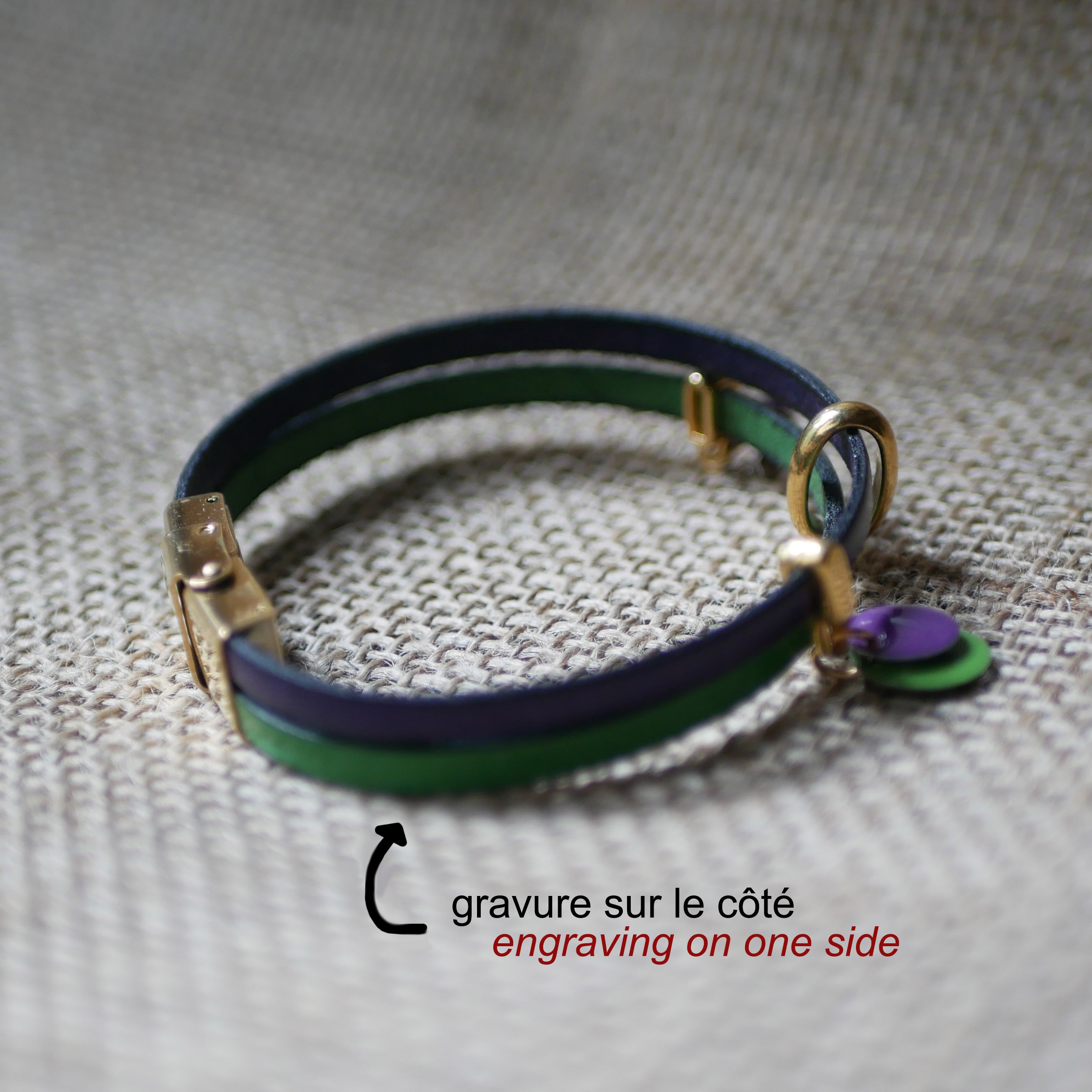 Duo leren armband met gouden bedels en paarsgroene lovertjes 