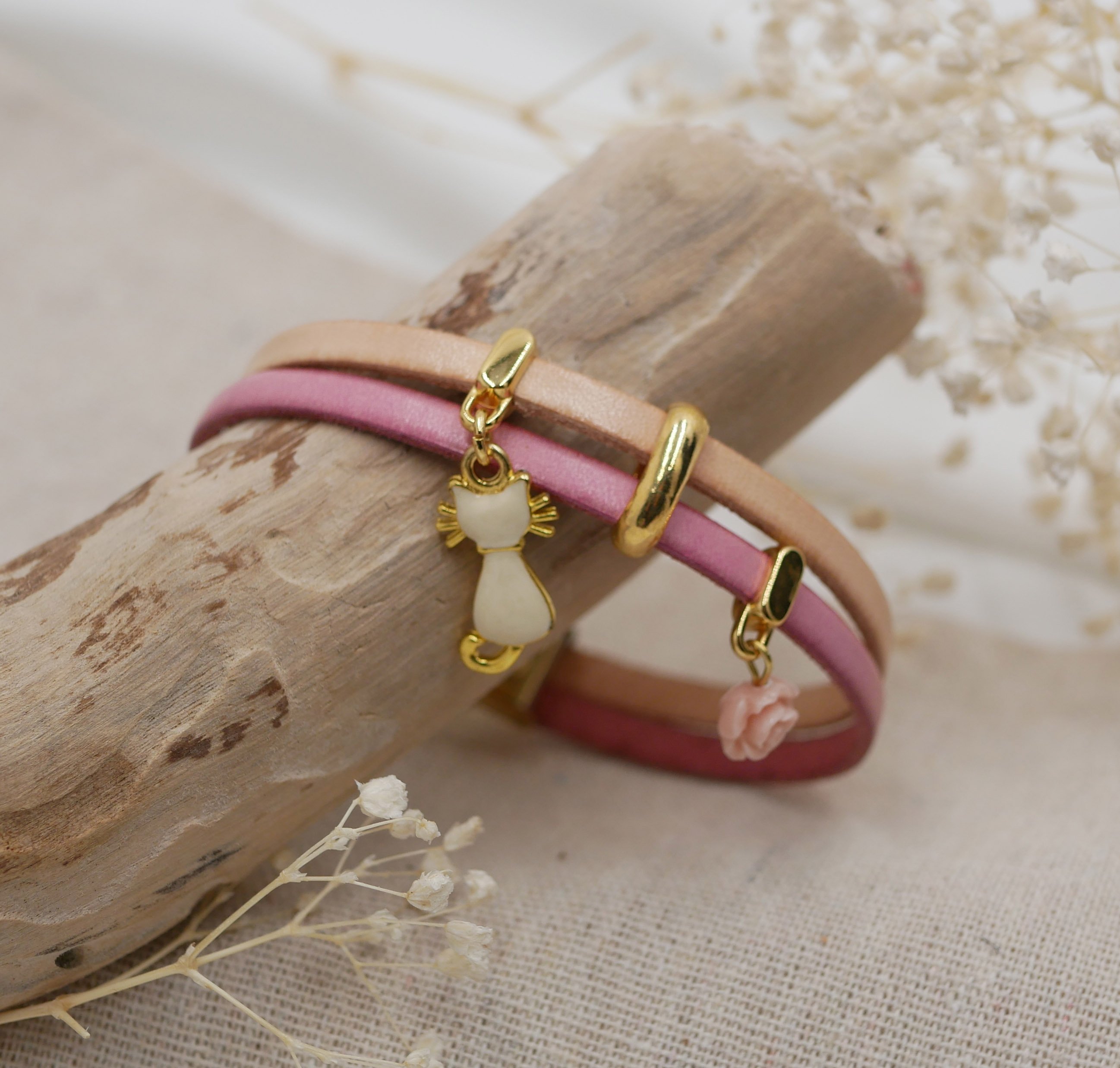 Leren duo armband met gouden kat en roze bedels 
