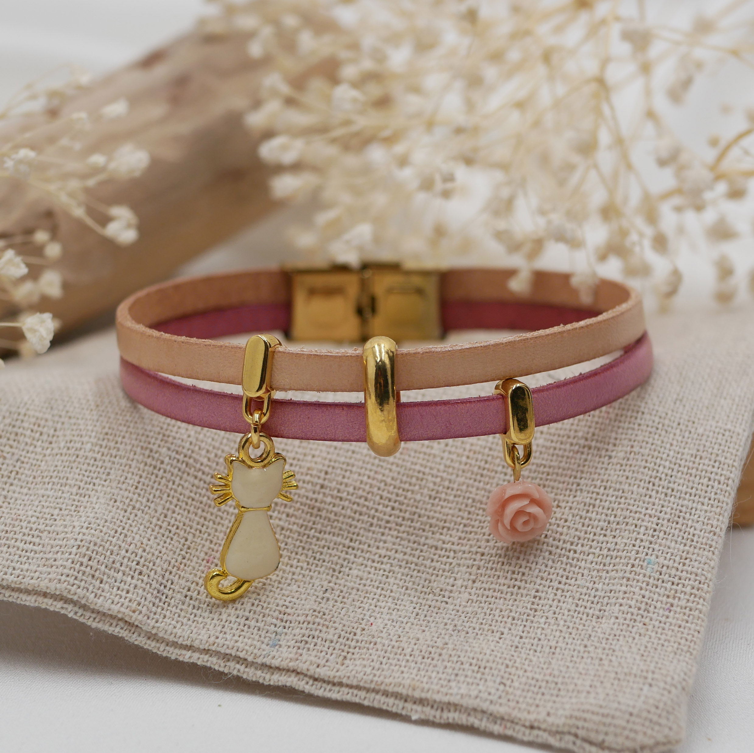 Leren duo armband met gouden kat en roze bedels 