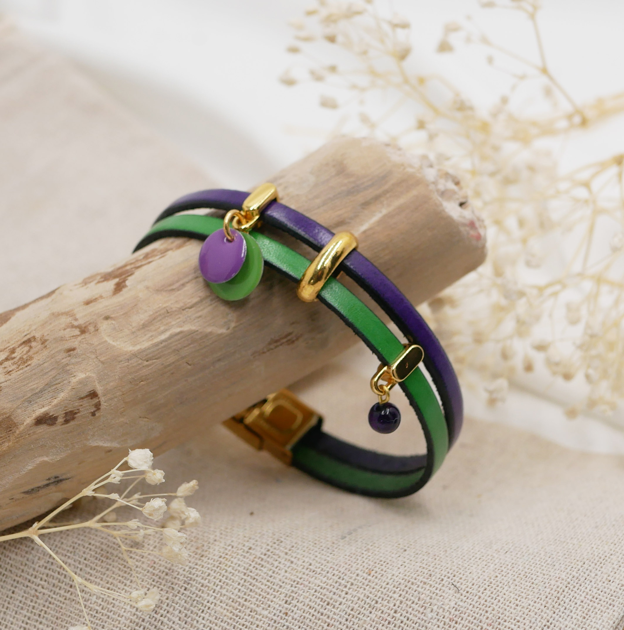 Duo leren armband met gouden bedels en paarsgroene lovertjes 