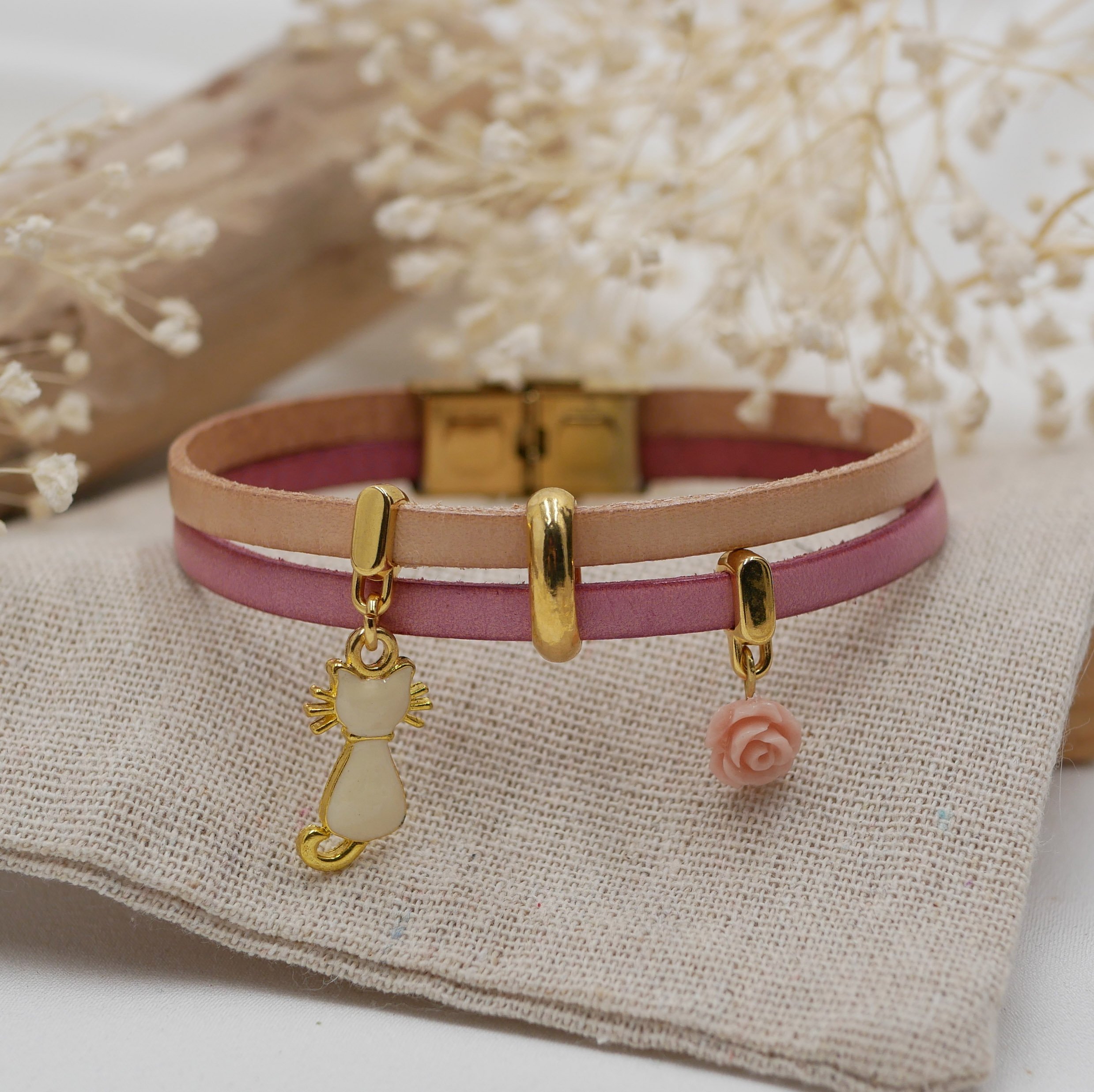 Leren duo armband met gouden kat en roze bedels 