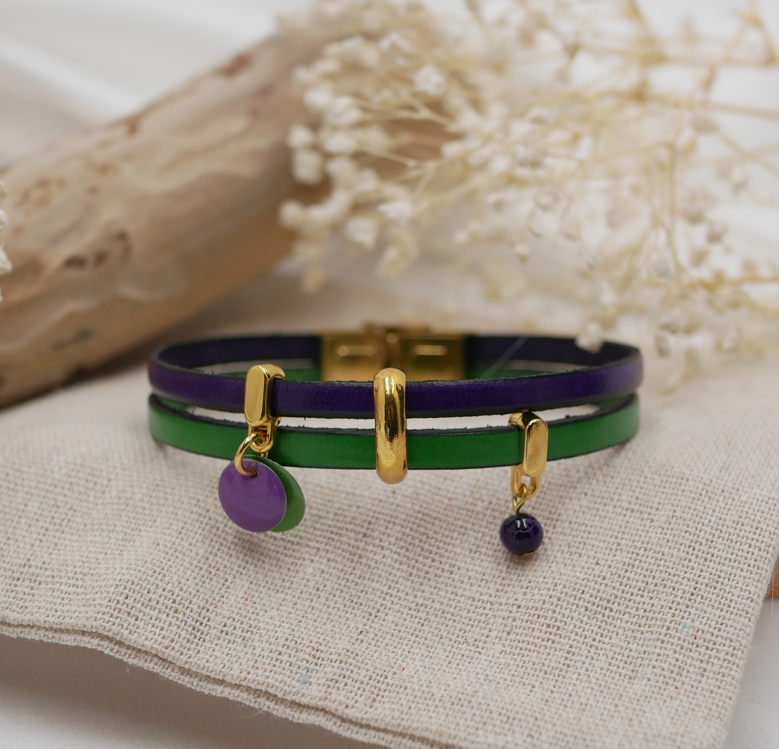Duo leren armband met gouden bedels en paarsgroene lovertjes 