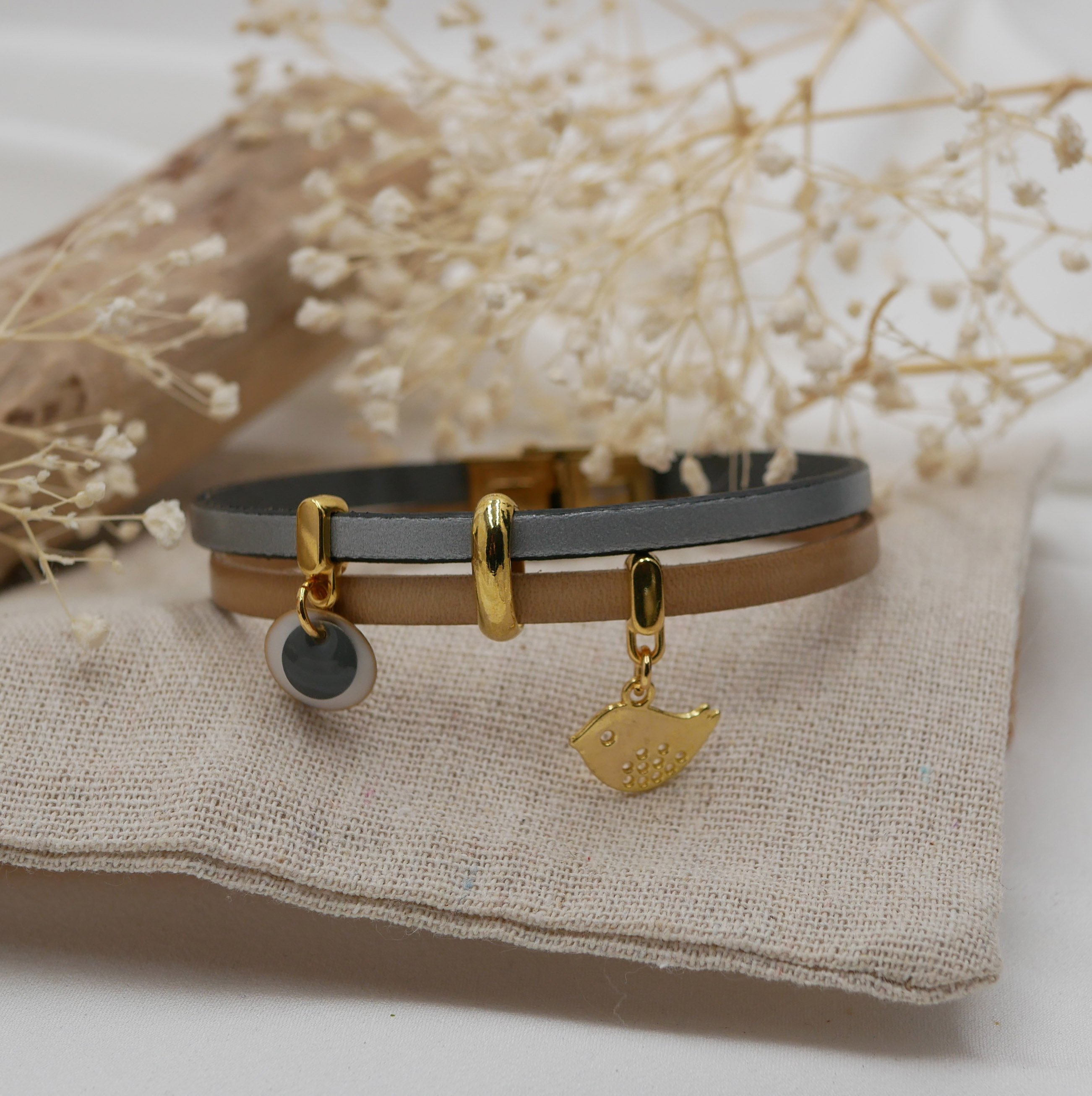 Leren duo-armband met gouden lovertjes en vogelbedels
